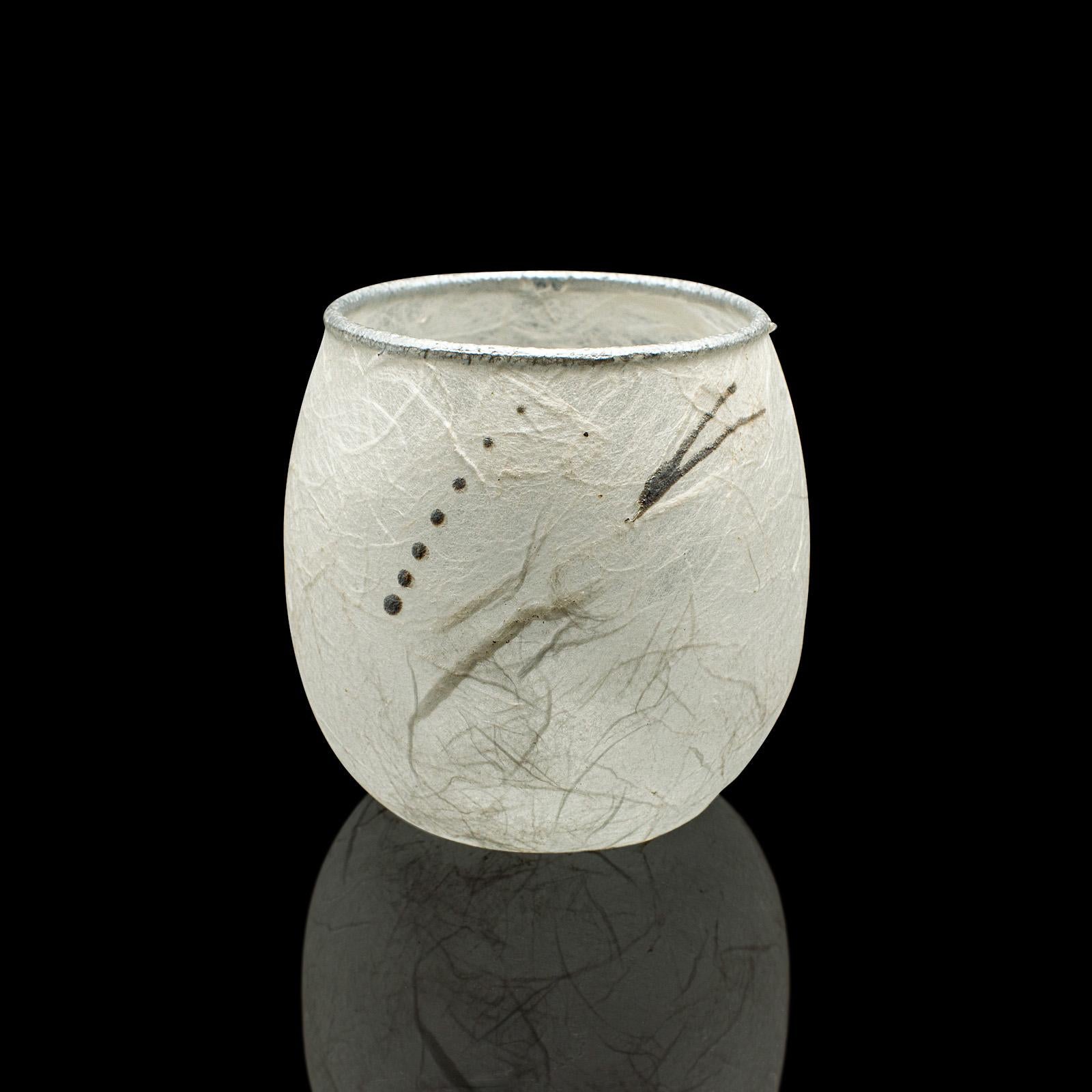 
Dies ist ein kleines zeitgenössisches Teelichtglas. Eine englische Votiv- oder Sträußchenvase aus Strohseiden-Kunstglas von Margaret Johnson.

Zierliche Form für diesen charmanten Teelichthalter
Zeigt eine wünschenswerte, zeitgemäße Ordnung
Der