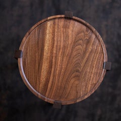 Kleiner zeitgenössischer Beistelltisch aus Nussbaumholz mit Bronzedetails