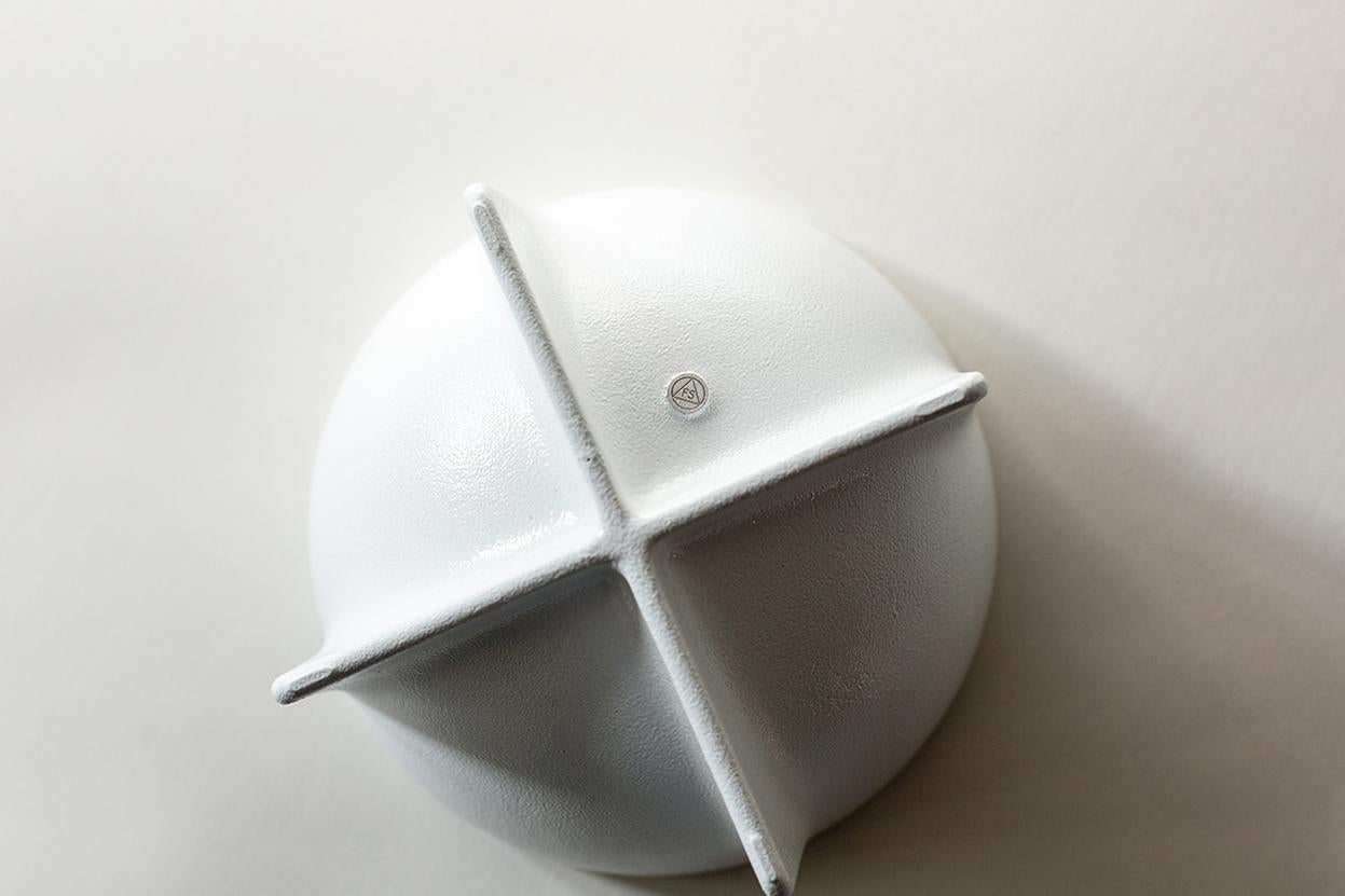 Américain Petit bol contemporain blanc sur pied de Fort Standard, en stock en vente