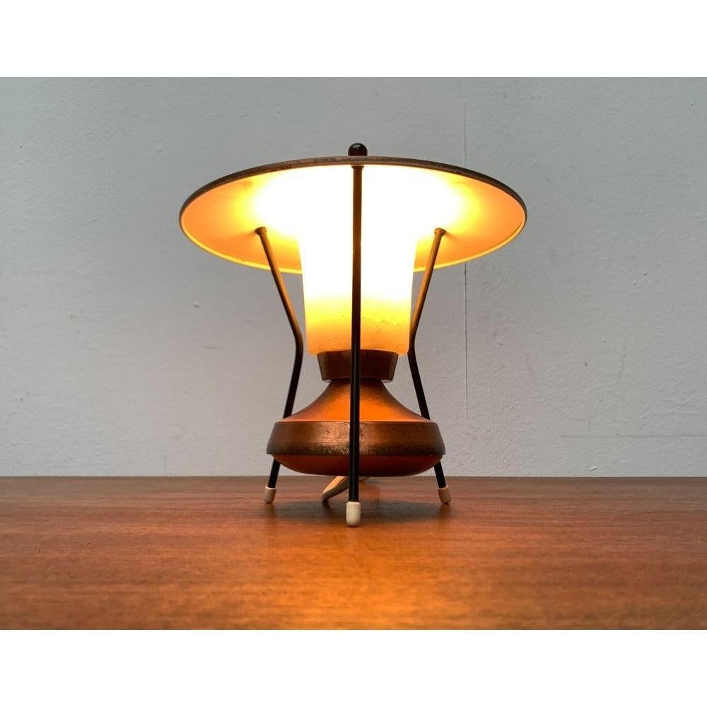 Petite lampe de table tripode en cuivre, années 1950 en vente 4