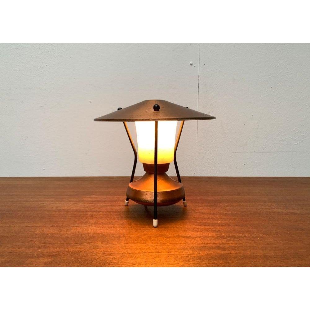 Petite lampe de table tripode en cuivre, années 1950, en très bon état. Conçue de 1950 à 1959. Le câblage de cet article peut être d'origine et nécessiter un remplacement, sauf indication contraire.

Informations complémentaires :
MATERIAL : Verre,