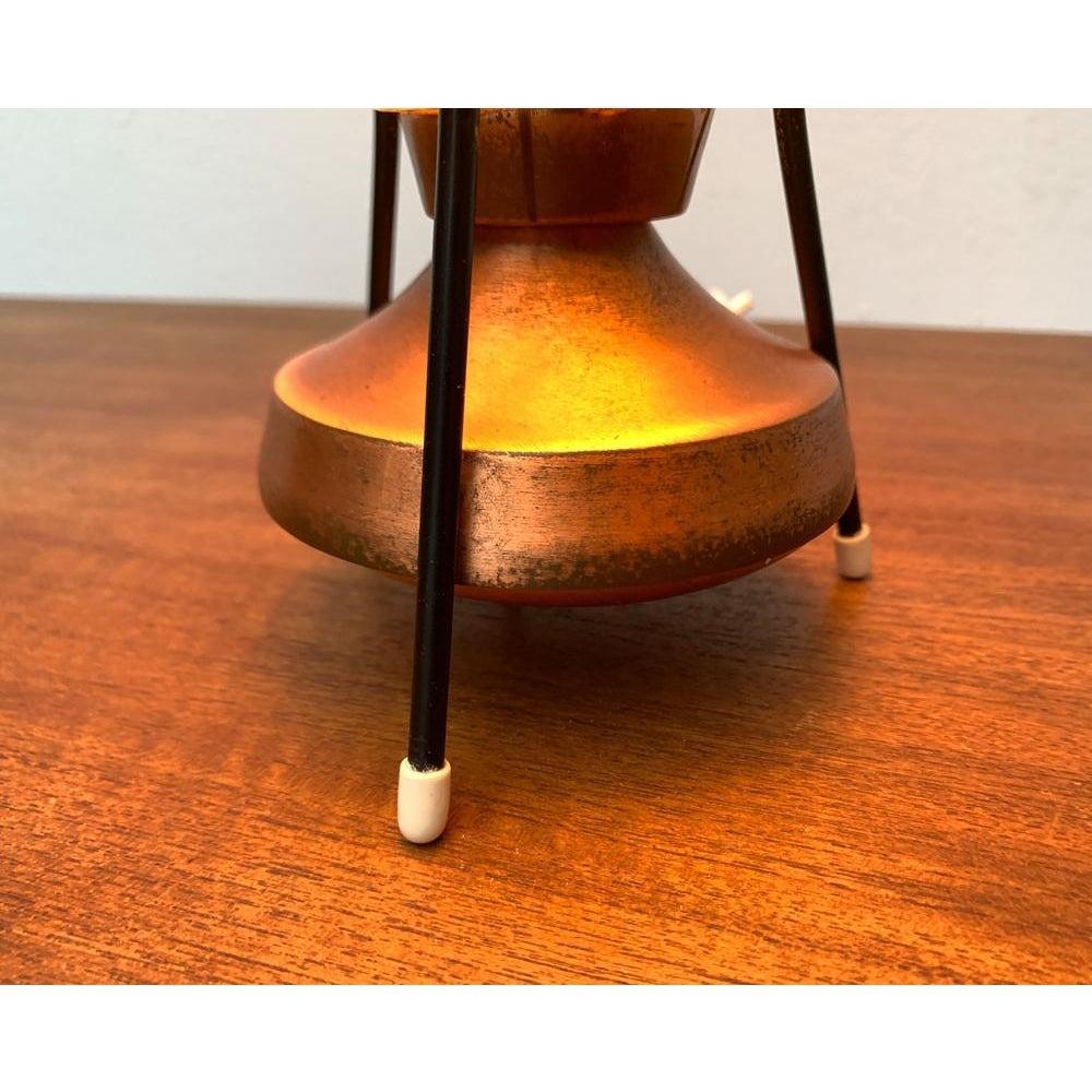 Petite lampe de table tripode en cuivre, années 1950 Excellent état - En vente à Hamburg, DE