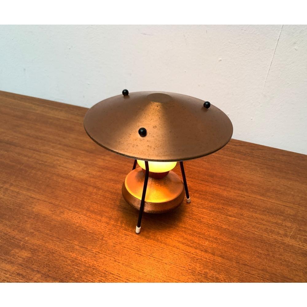 20ième siècle Petite lampe de table tripode en cuivre, années 1950 en vente