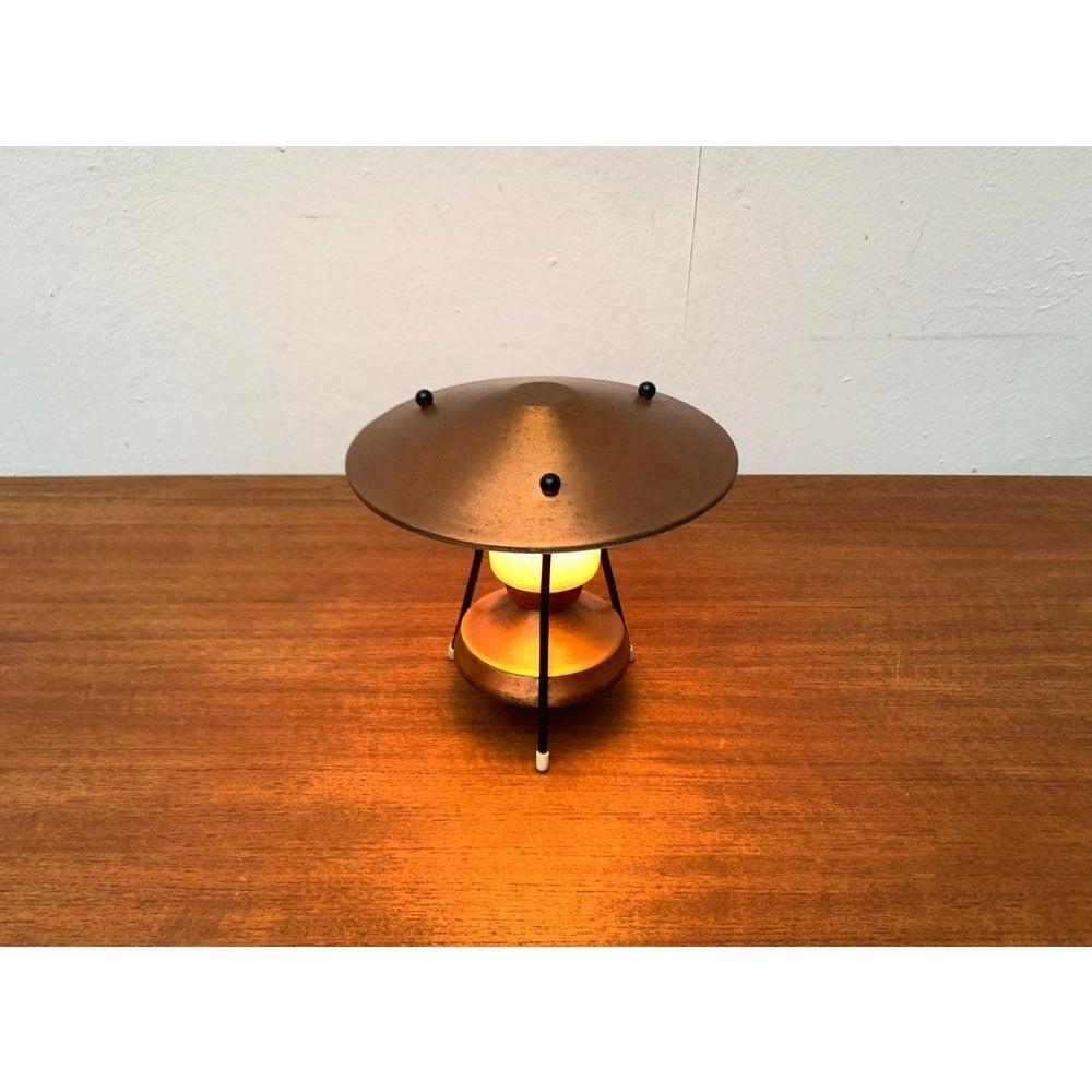 Petite lampe de table tripode en cuivre, années 1950 en vente 1
