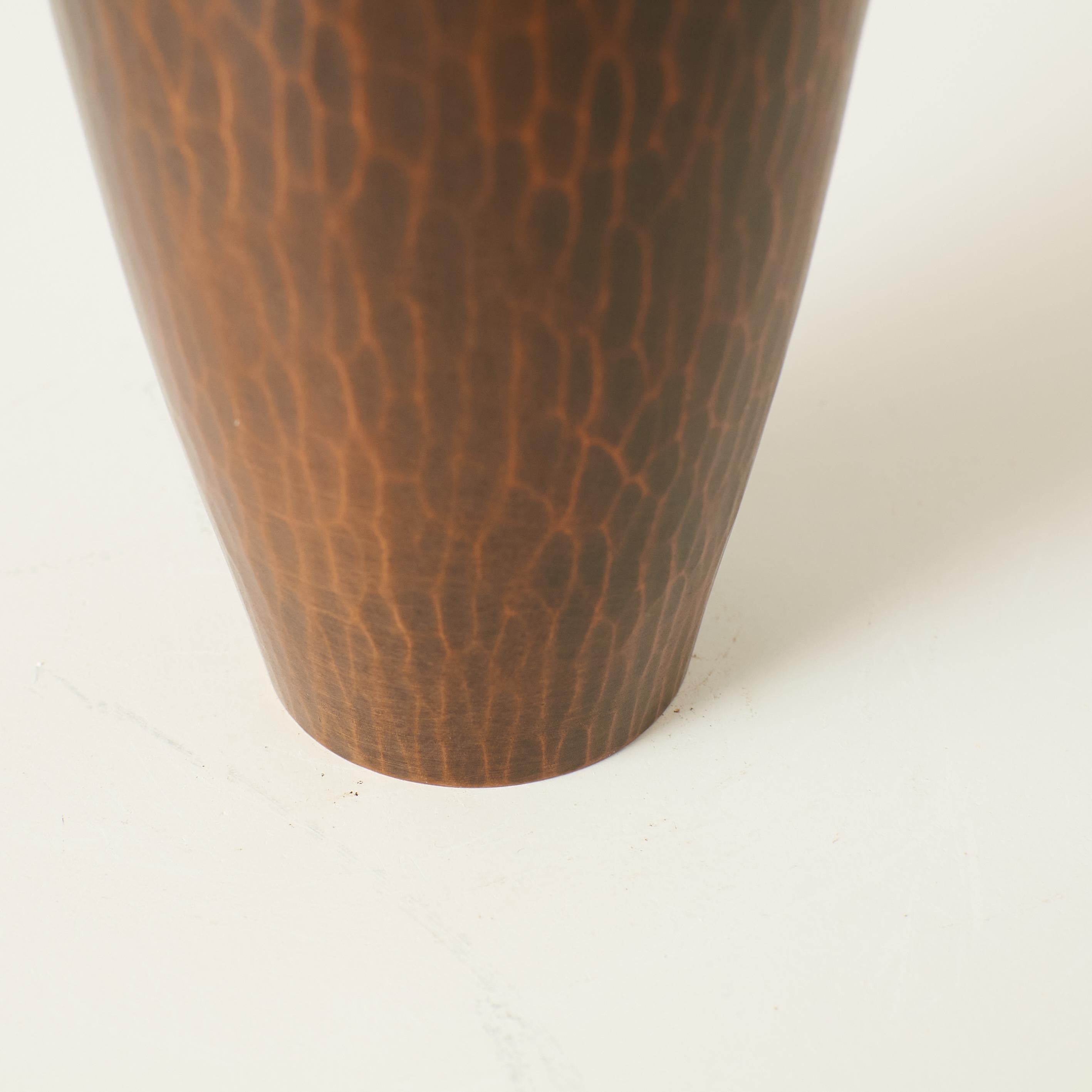 Martellato Vaso piccolo in rame di Roycroft in vendita