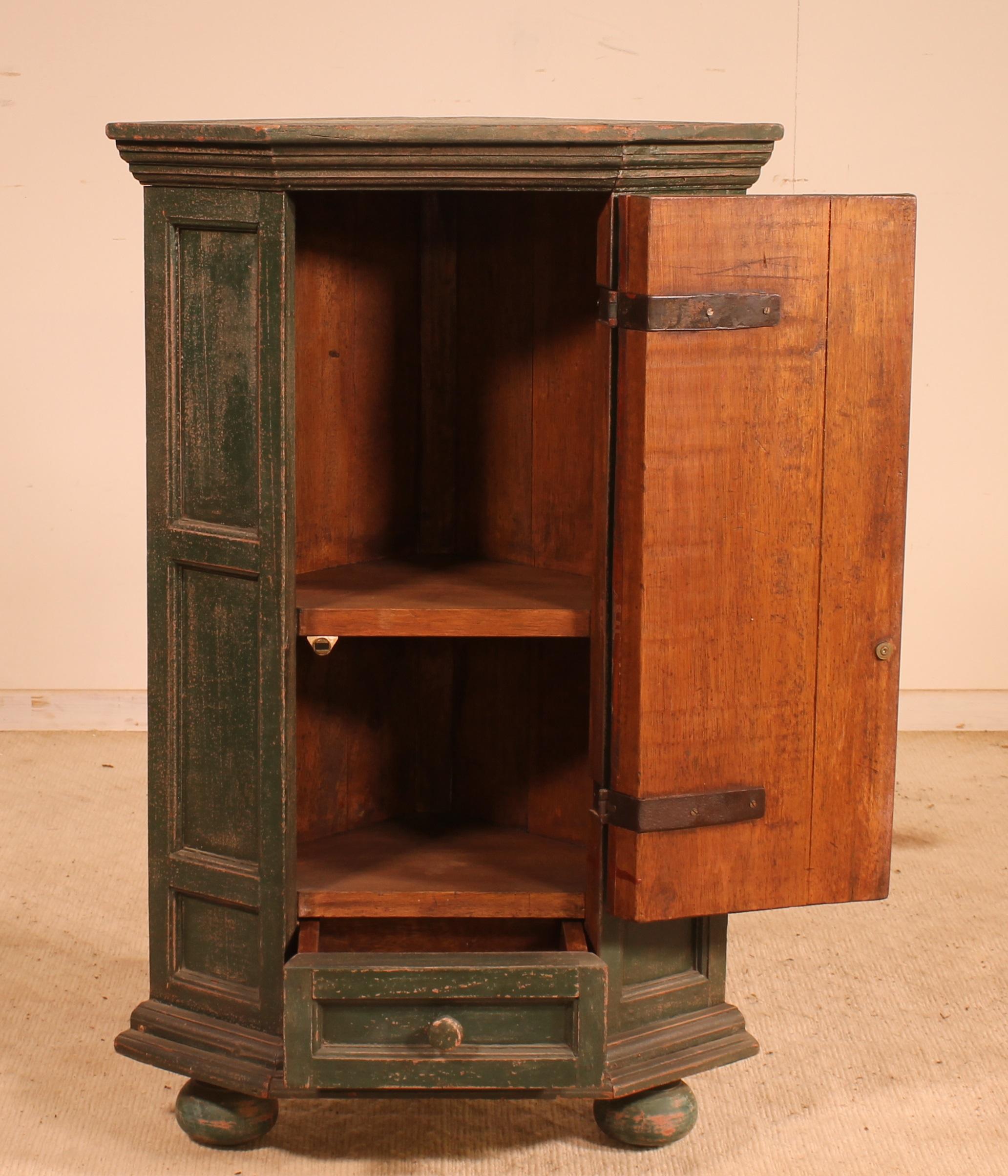 Lovely little polychrome corner cupboard from Italy, 20th century

small decorative piece of furniture in very good condition, small size.
It has a small storage drawer in the bottom


Delivery in Belgium and internationally.

More