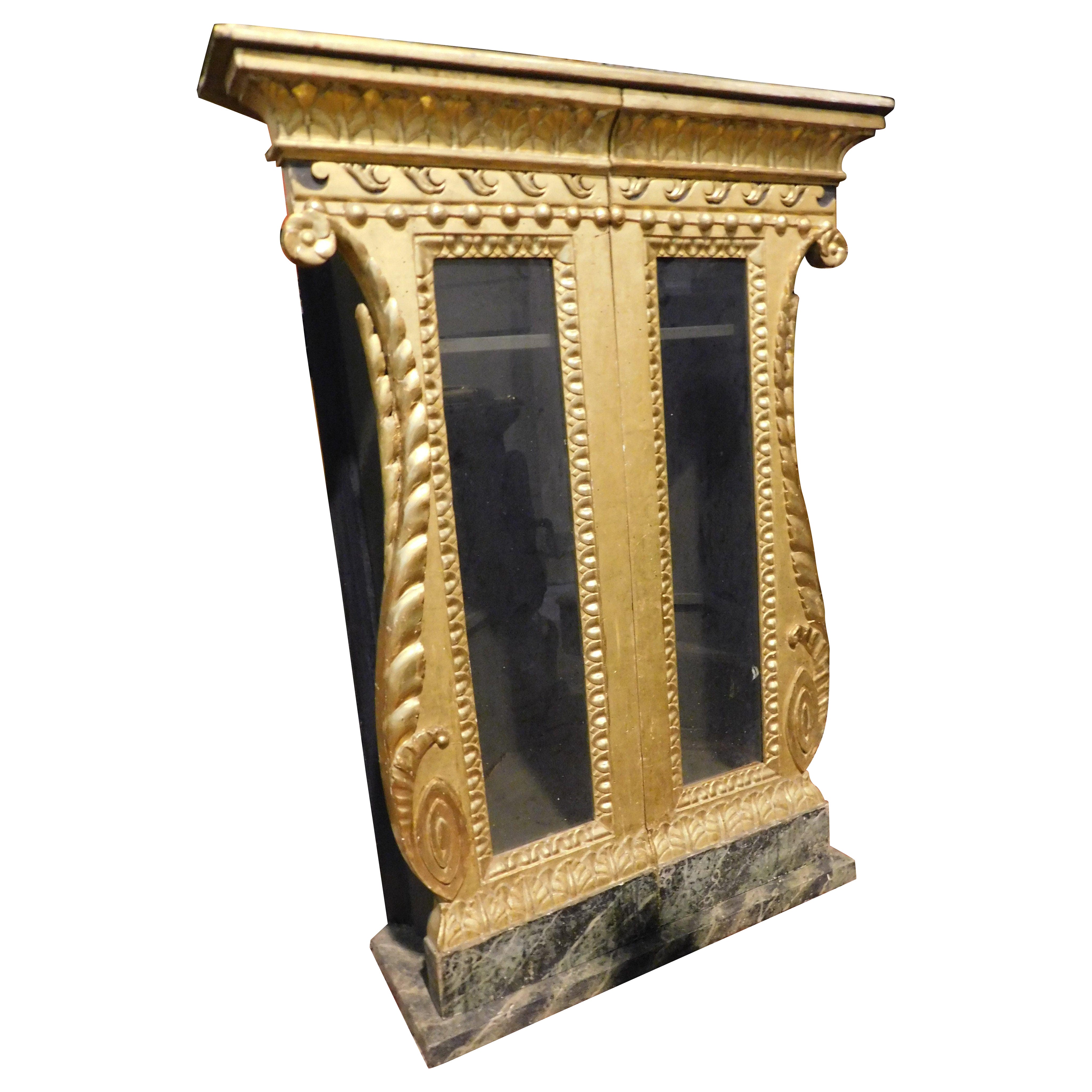 Small corner display cabinet in lacquered and gilded wood, Italy