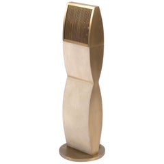 Pequeña lámpara de pie de hélice de piel de zapa crema y latón patinado by Kifu Paris