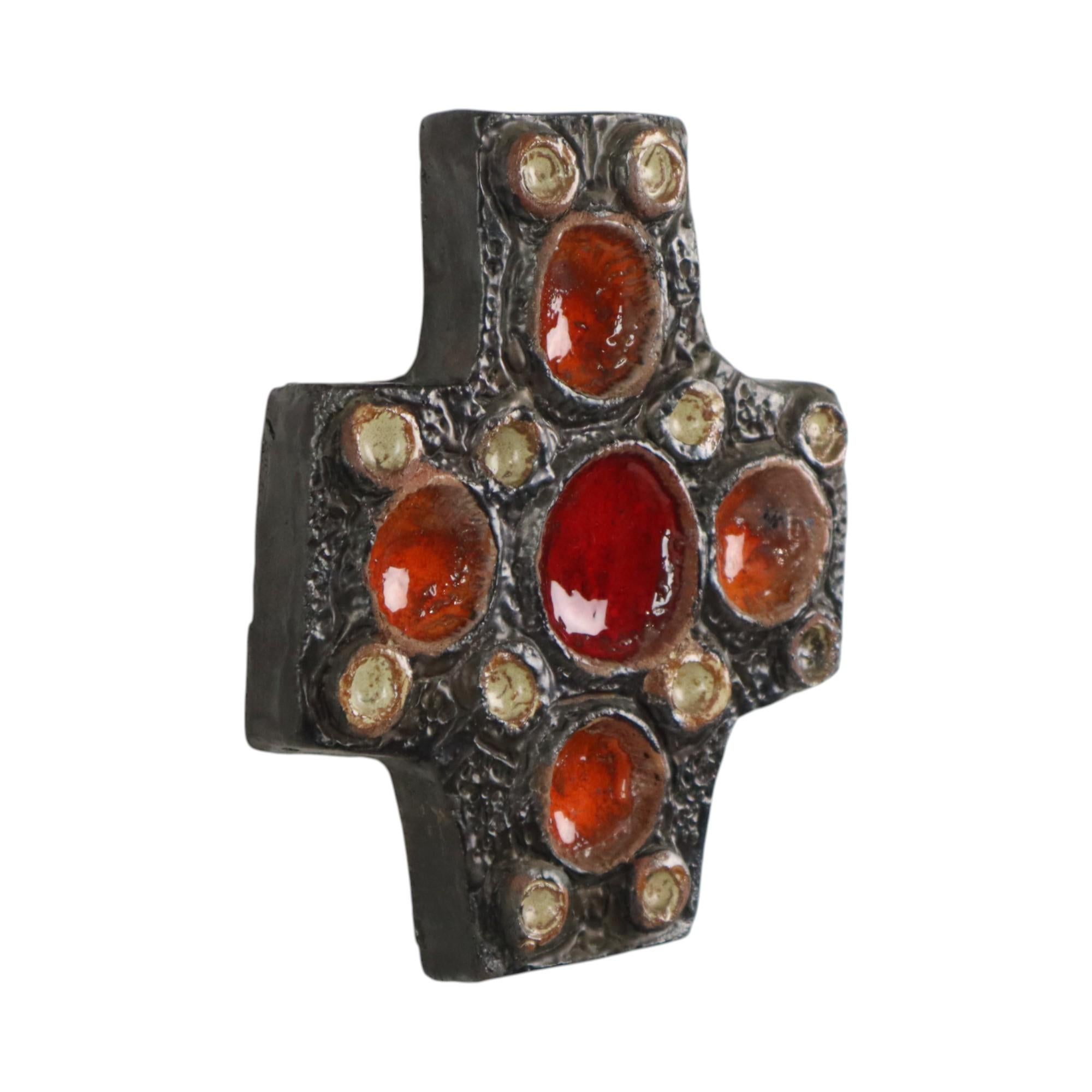 Petite croix, crucifix en faïence émaillée, entièrement dans le style de Perignem Amphora, numérotée au dos avec un autocollant 40/1060, objet d'art en céramique de la seconde moitié du 20e siècle, Belgique.

Cet objet ne porte pas la signature du