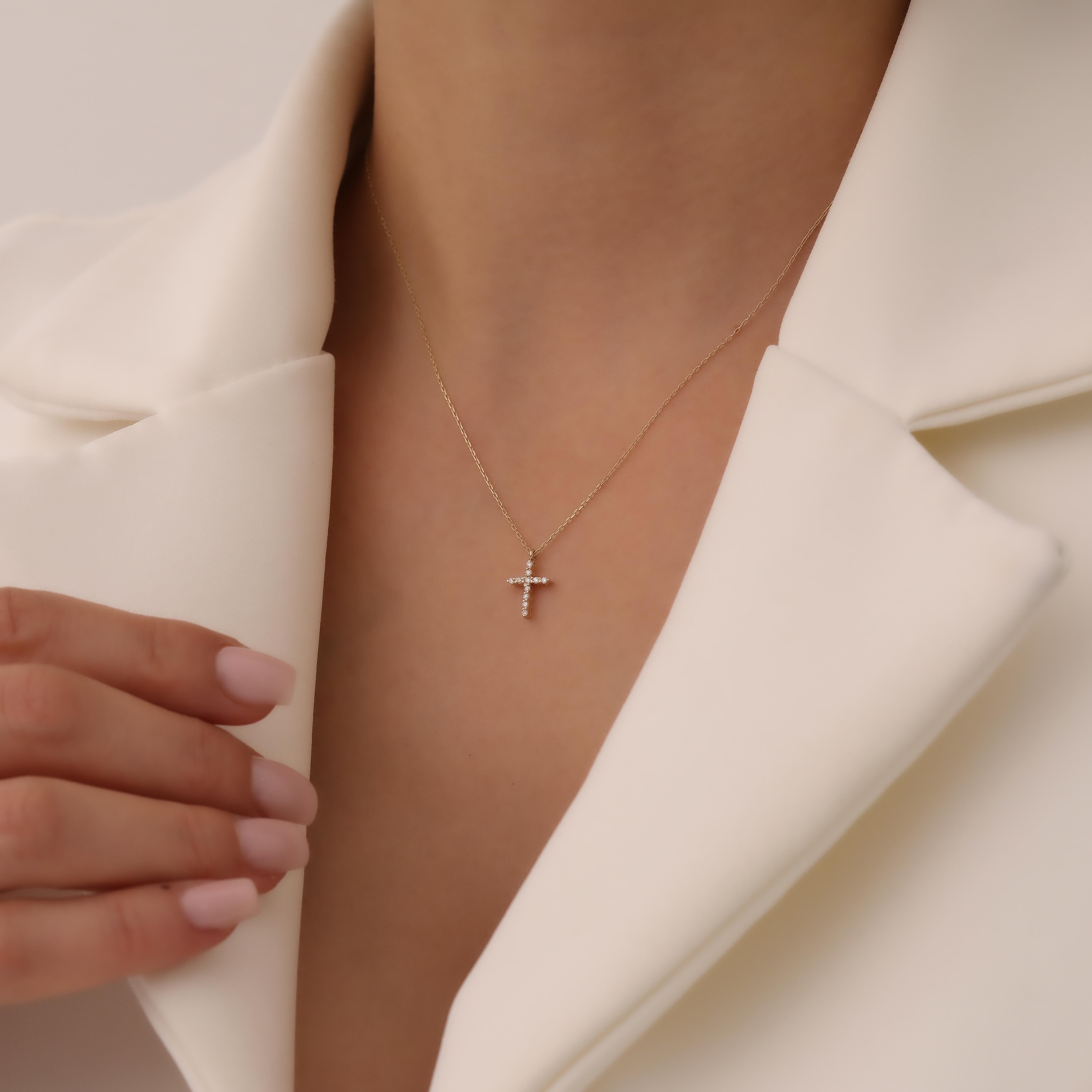 Taglio rotondo Collana con diamanti a croce piccola in vendita