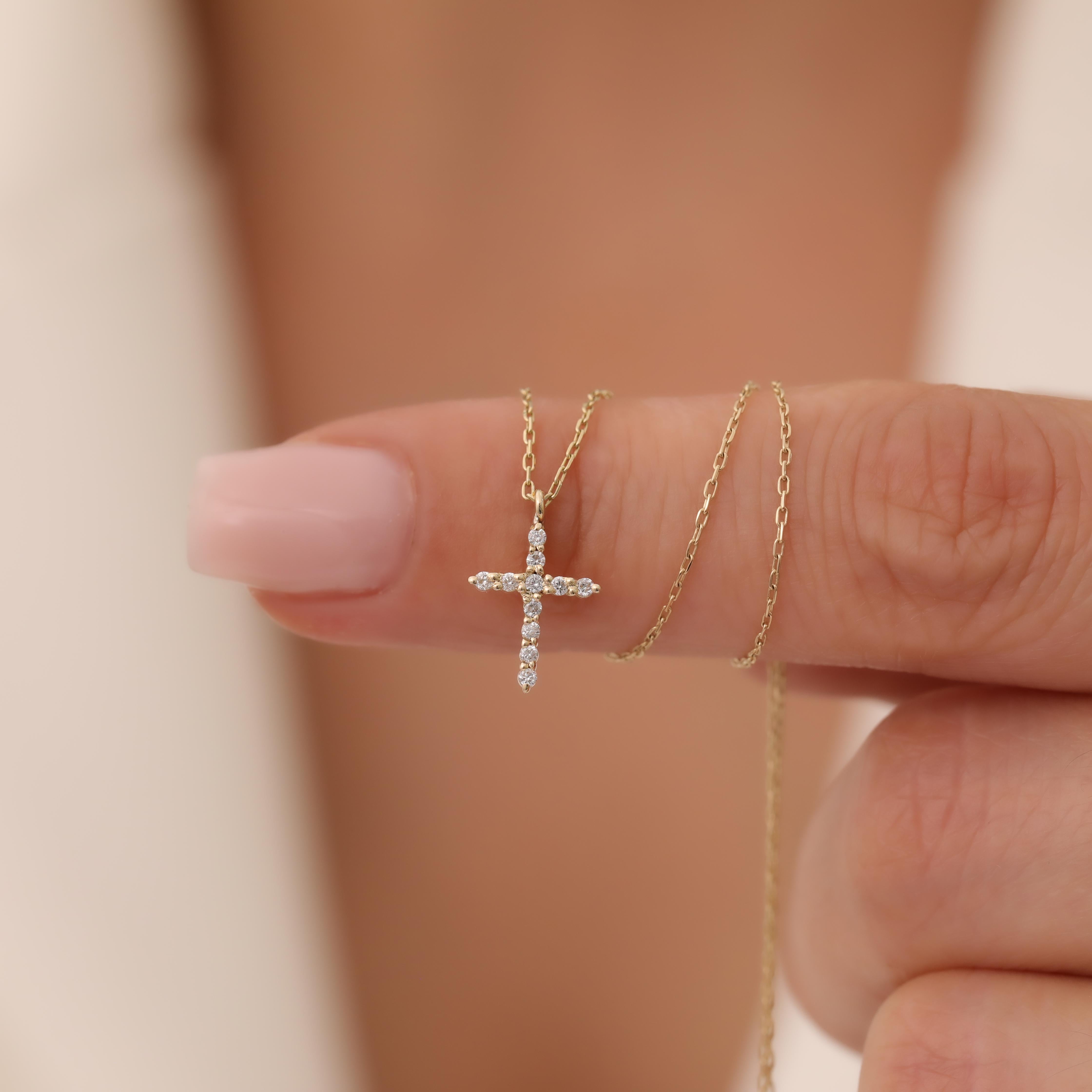 Collana con diamanti a croce piccola in vendita 1