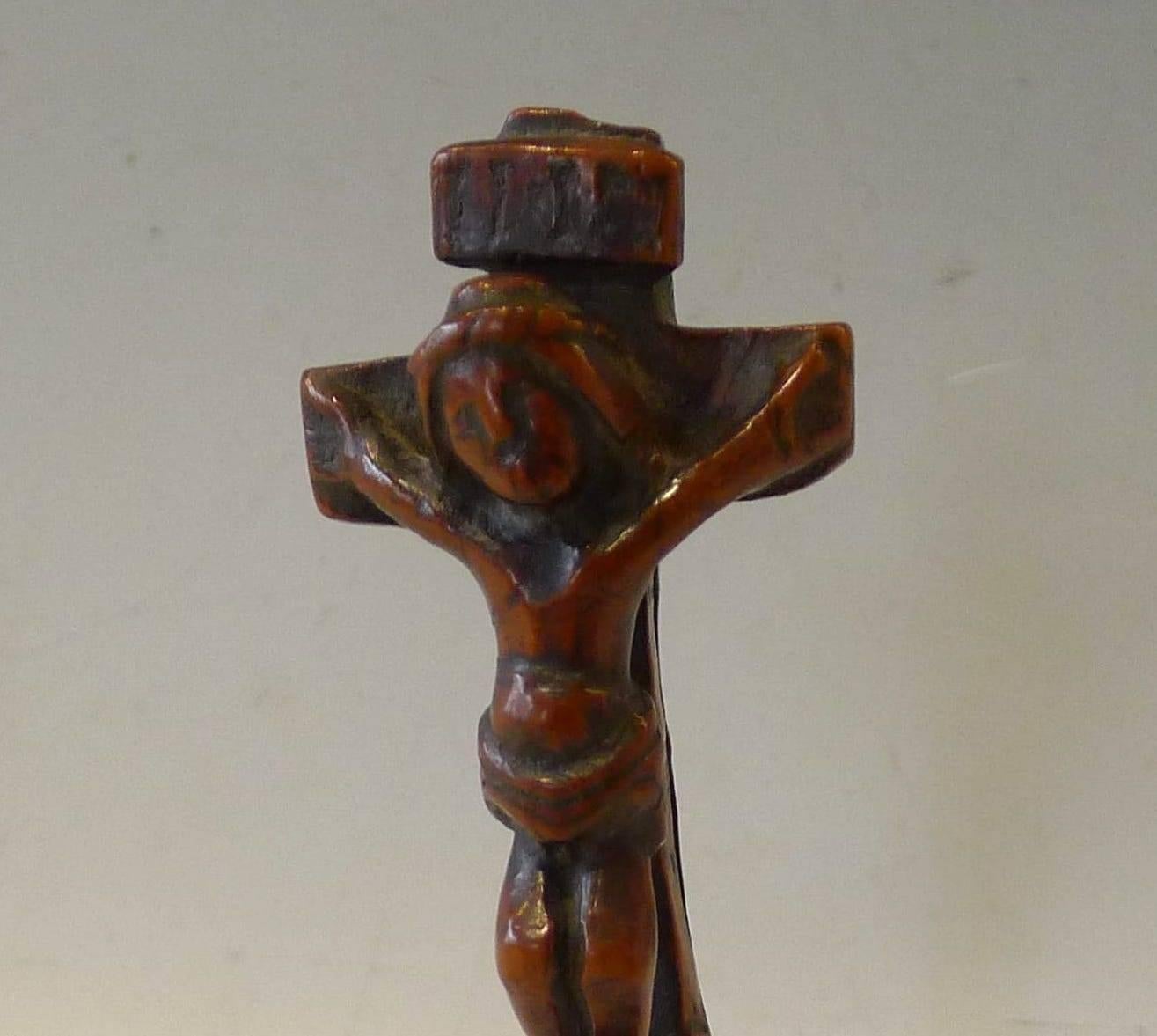 Small cross in boxwood (monoxyle: in one piece of tree) representing the Crucifixion with partially low a Vanitas.
Carried around the neck and serving as amulet.

Rare Folk Art.

Beautiful patina.