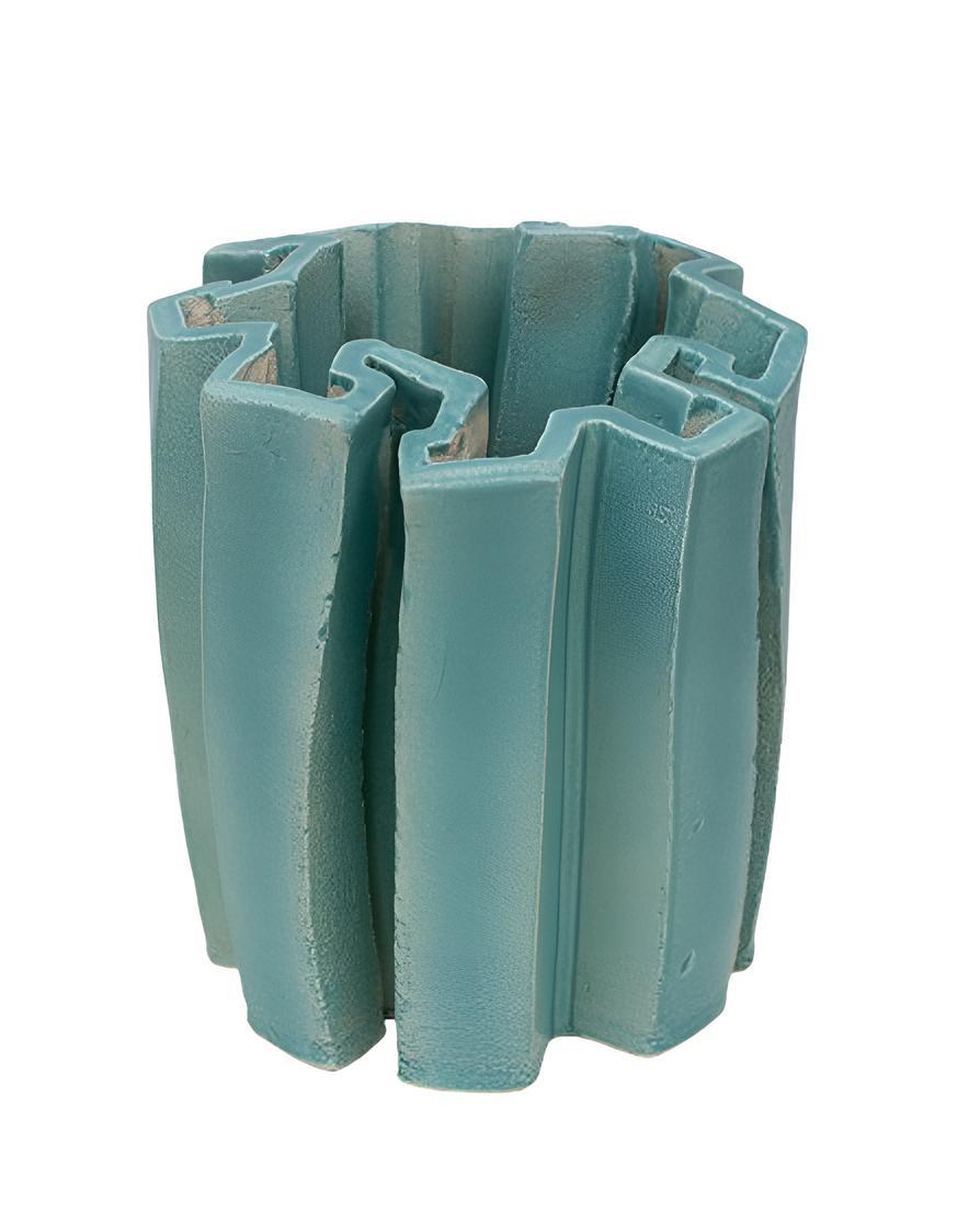 Floris Wubben, nato nel 1983, è un designer e ceramista olandese famoso per la sua fusione unica di design funzionale e scultura sperimentale. Con sede ad Haarlem, nei Paesi Bassi, ha fondato il suo studio nel 2009 dopo aver studiato all'Accademia