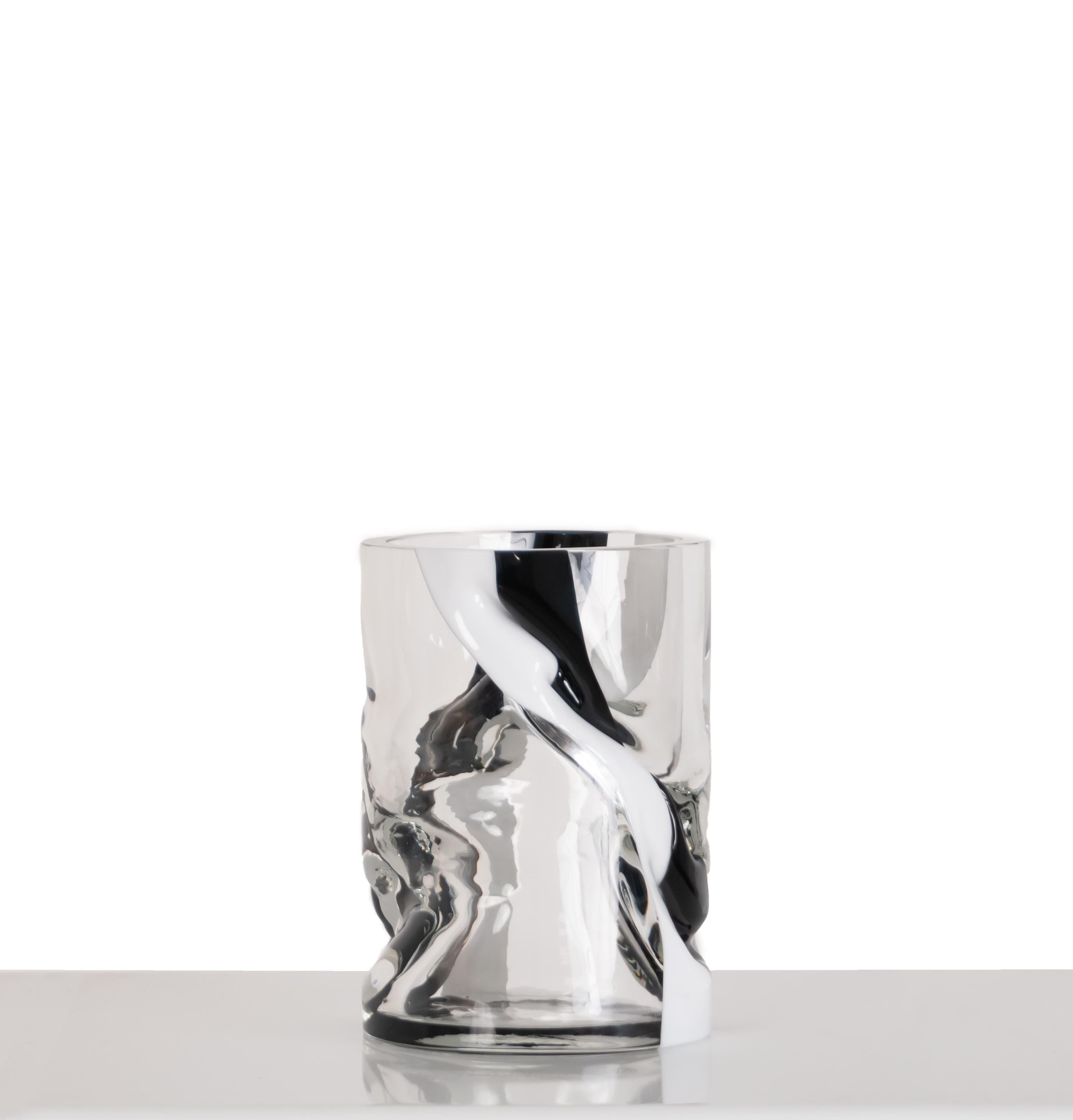 Kleine Vase aus gepresstem Glas: Schwarzes und weißes mundgeblasenes Glas von Avram Rusu STUDIO (Moderne) im Angebot