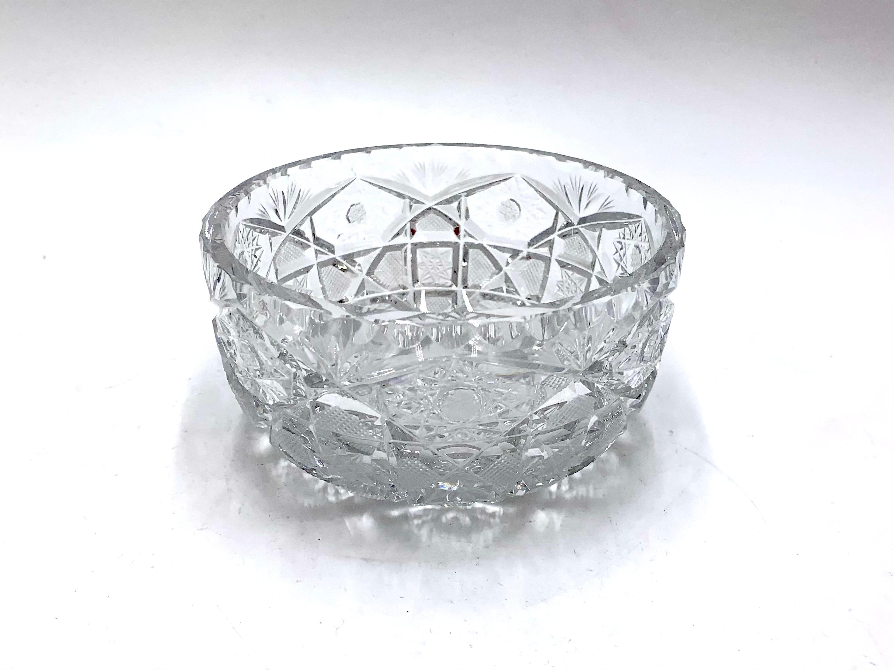 Kristallschale - Teller für Süßigkeiten.
Hergestellt in Polen in den 1950er/1960er Jahren.
Sehr guter Zustand.
Abmessungen: Höhe 6 cm, Durchmesser 12 cm.
