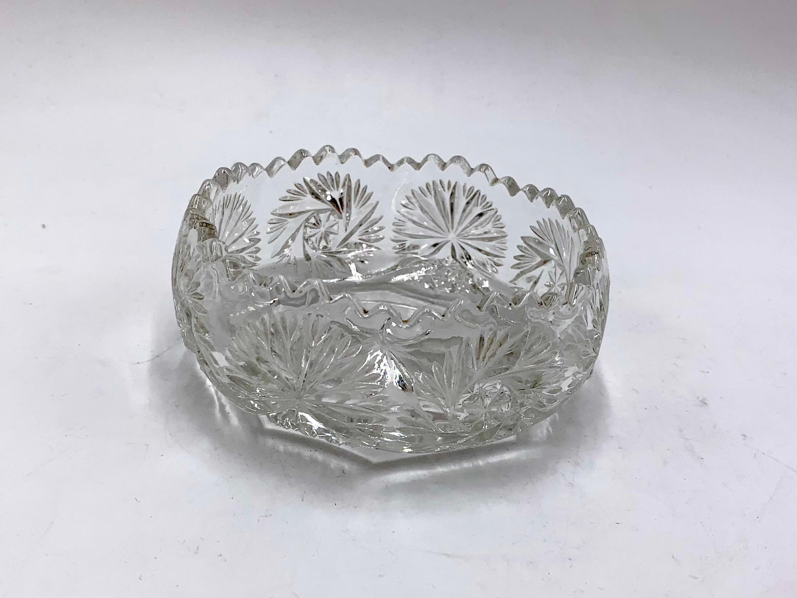 Crystal bowl - platter for sweets.
Made in Poland in the 1950s / 1960s.
Very good condition.
Dimensions: height 5cm, diameter 11.