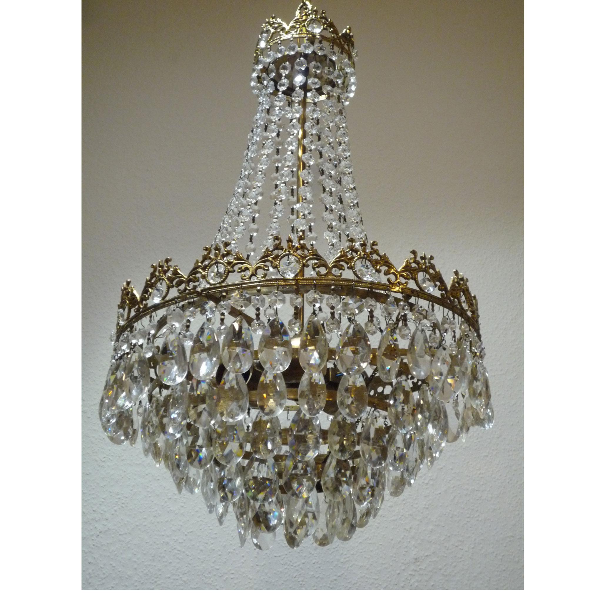 Small crystal chandelier

Richly decorated chandelier made of Bohemian, handcut crystal for illuminating small rooms. The chandelier was produced in the sixties of the last century, but clearly uses neoclassical forms.

Due to the design with