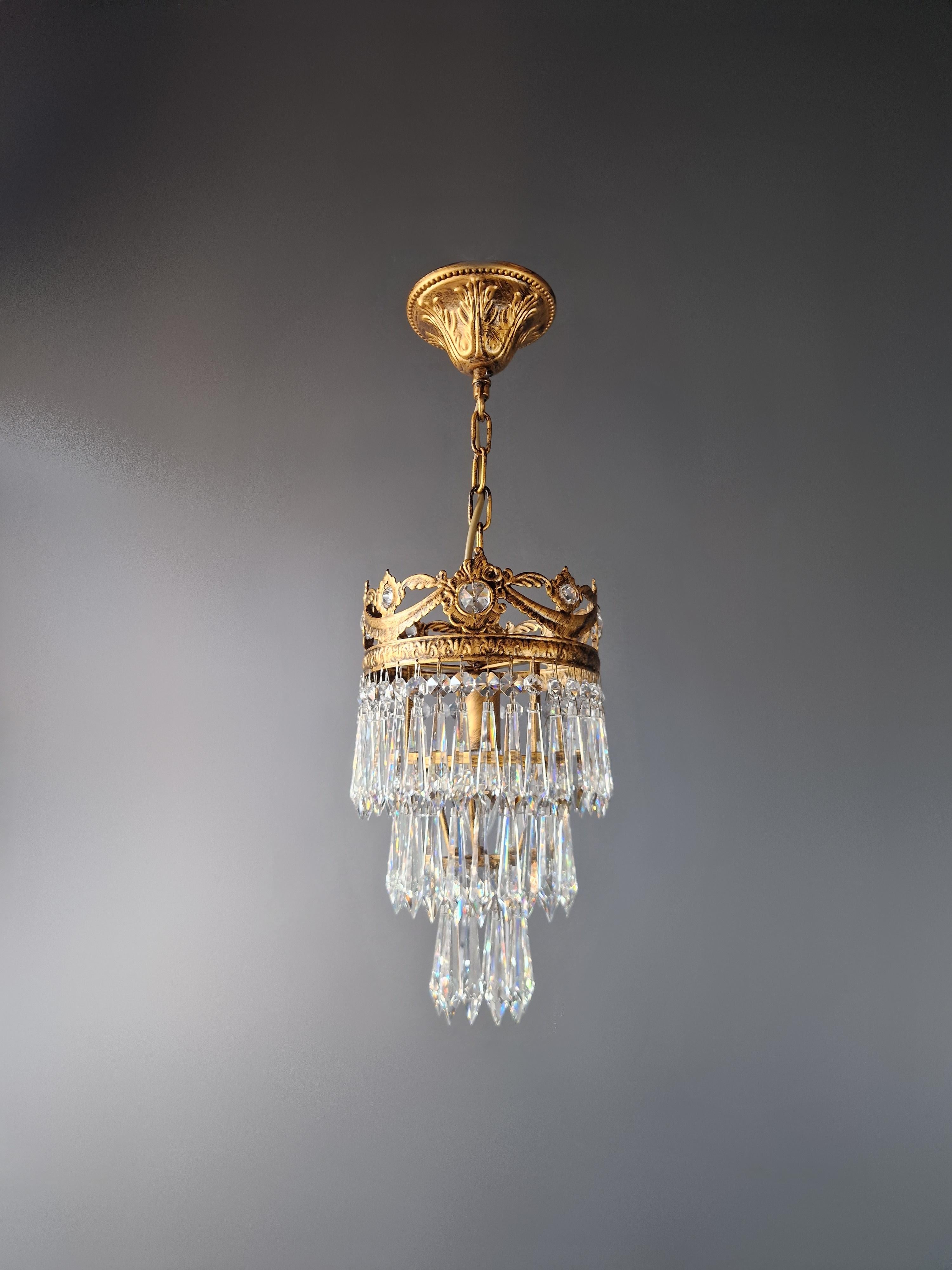 Tedesco Piccolo lampadario di cristallo a soffitto dall'aspetto antico per il corridoio in vendita