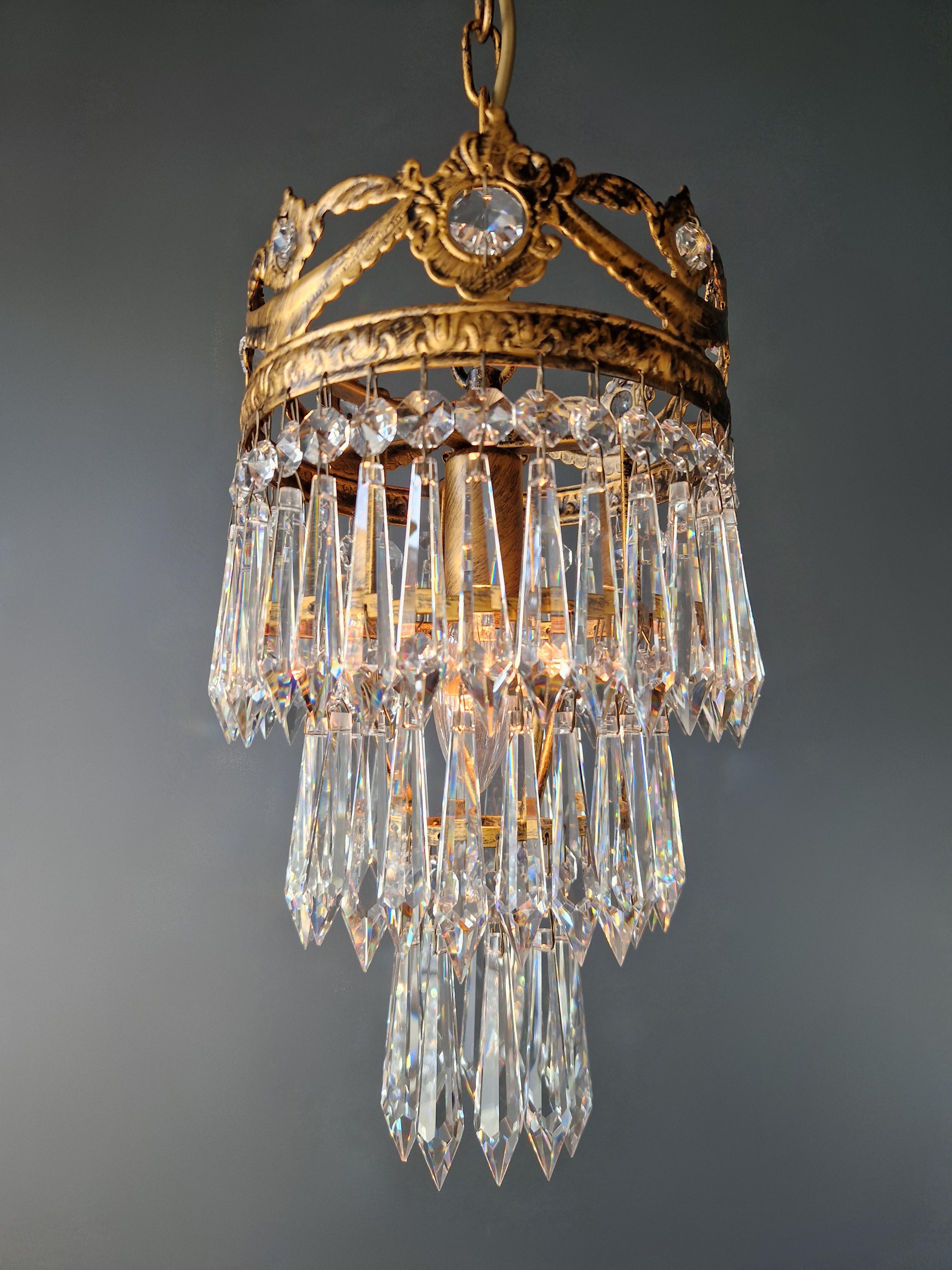 XXI secolo e contemporaneo Piccolo lampadario di cristallo a soffitto dall'aspetto antico per il corridoio in vendita