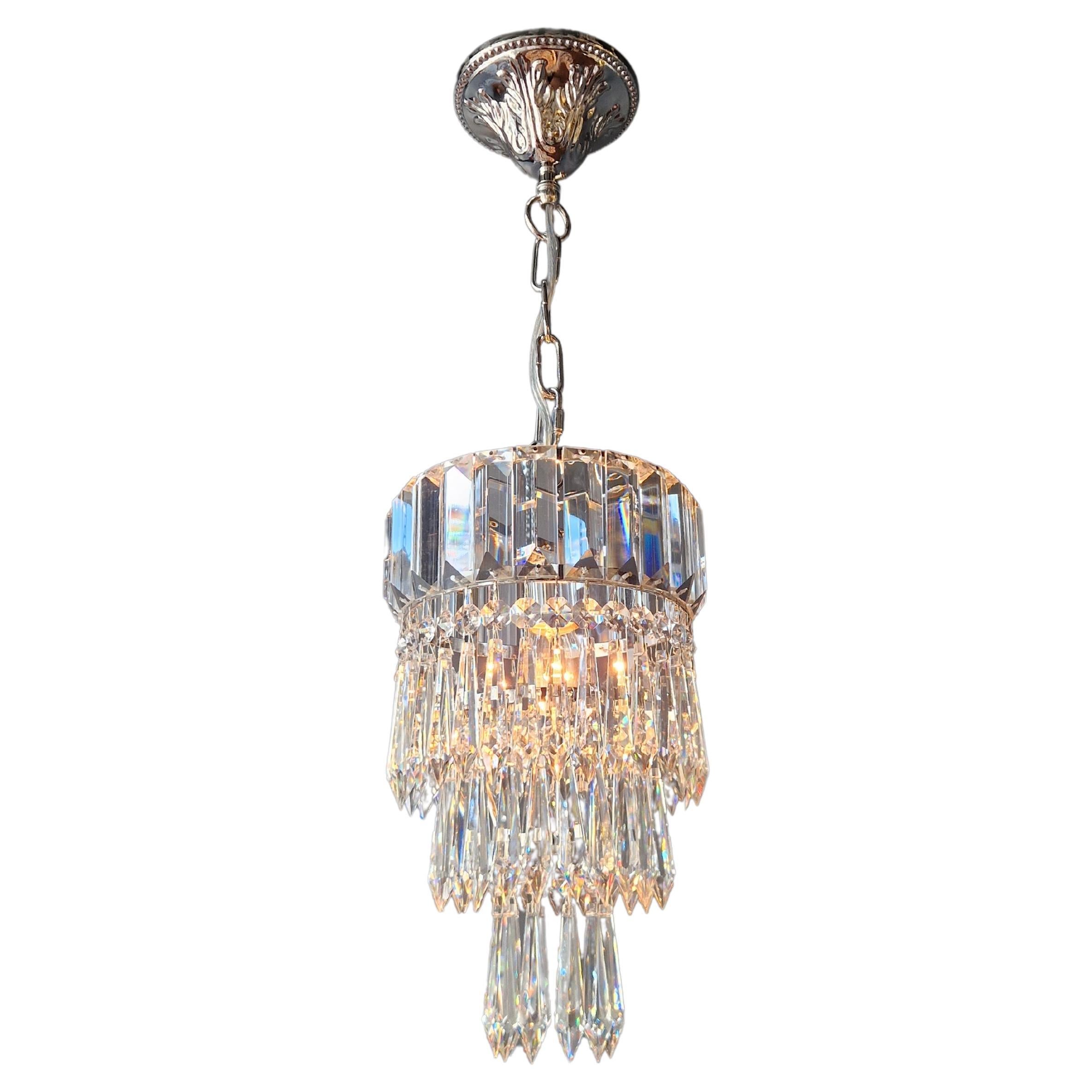 Piccolo lampadario di cristallo a soffitto, argento, cromo e corridoio in vendita
