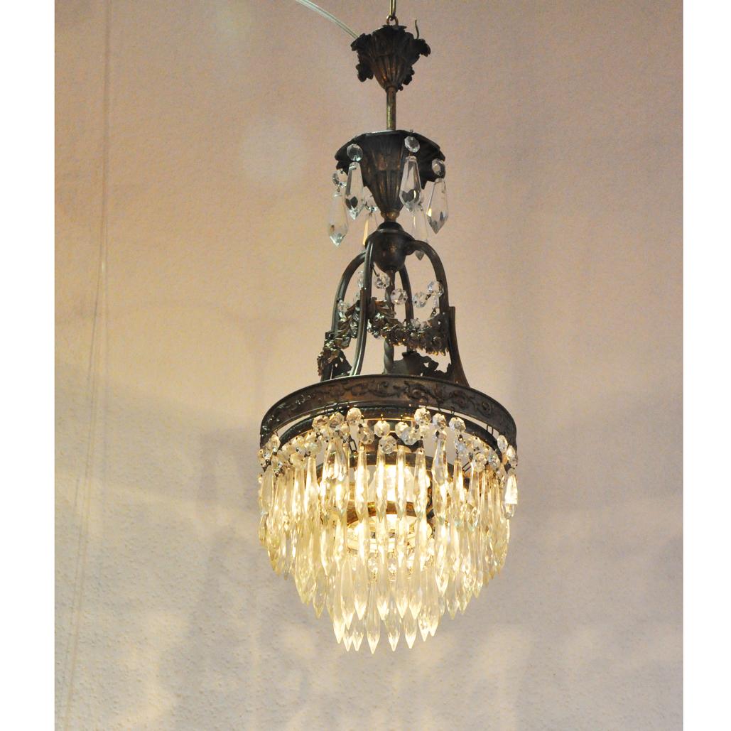 Small chandelier made of cast brass with handcrafted Bohemian crystals

This small chandelier is ideal for illuminating smaller rooms or corridors. Due to its construction, it can be mounted directly under the ceiling or suspended from a
