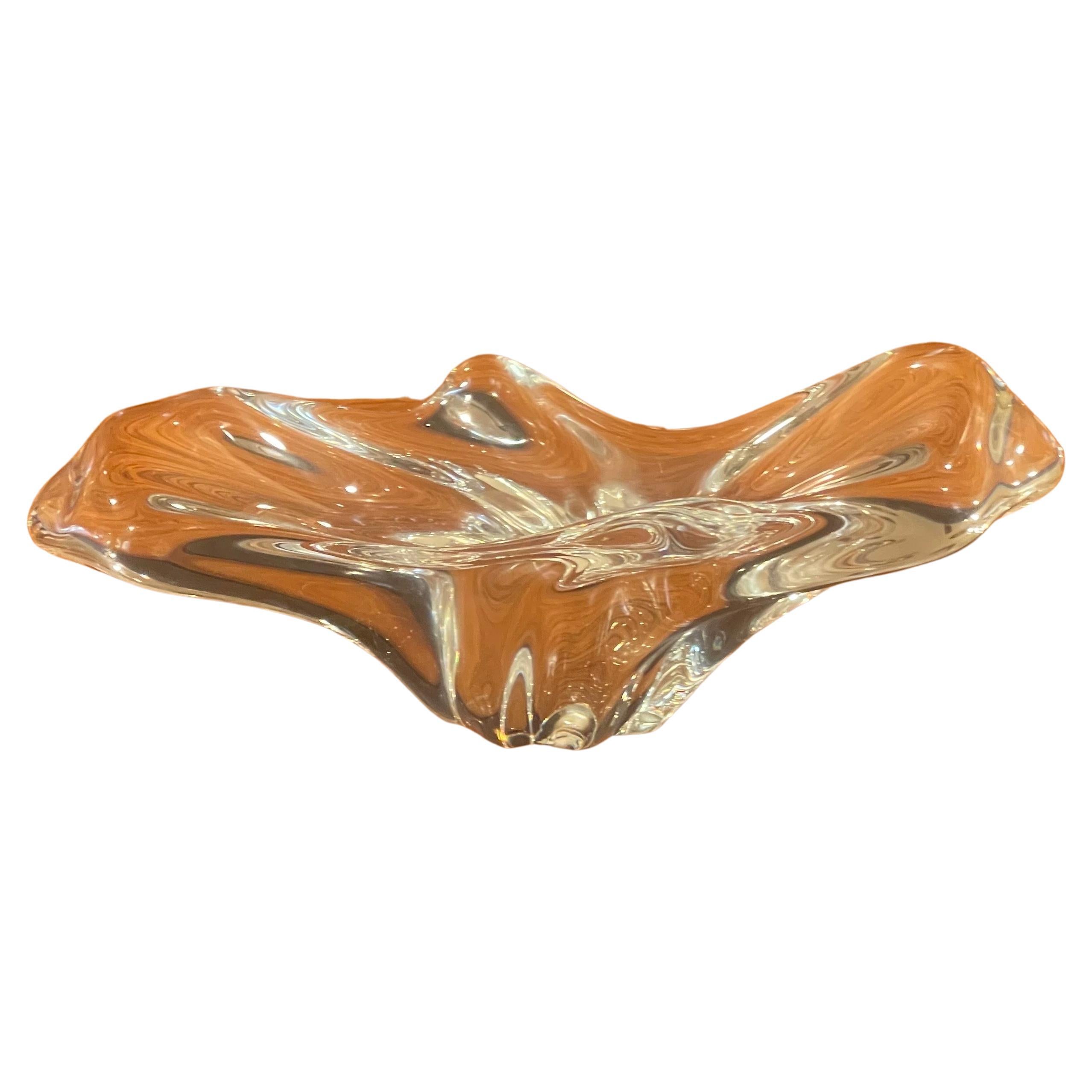 A very nice small crystal free form sculptural bowl / candy dish by Baccarat, circa 1990s. The piece is in excellent condition with no visible imperfections and has great clarity. Signed on the underside, the piece measures 8