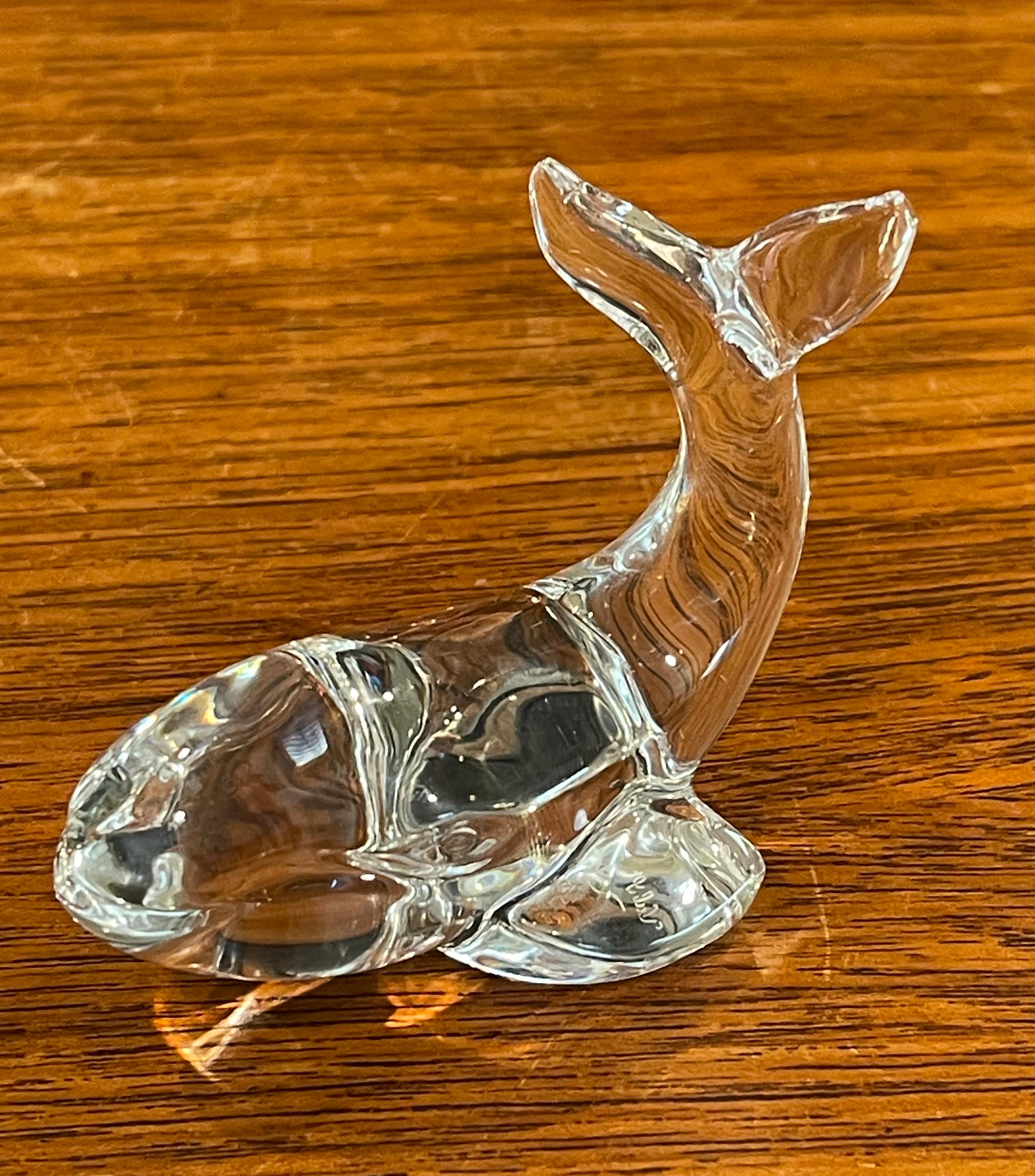 Petite sculpture de baleine en cristal / presse-papiers par Val St. Lambert pour Danbury Mint, vers les années 1990. La pièce est en très bon état, sans éclats ni fissures, et mesure 1,5 