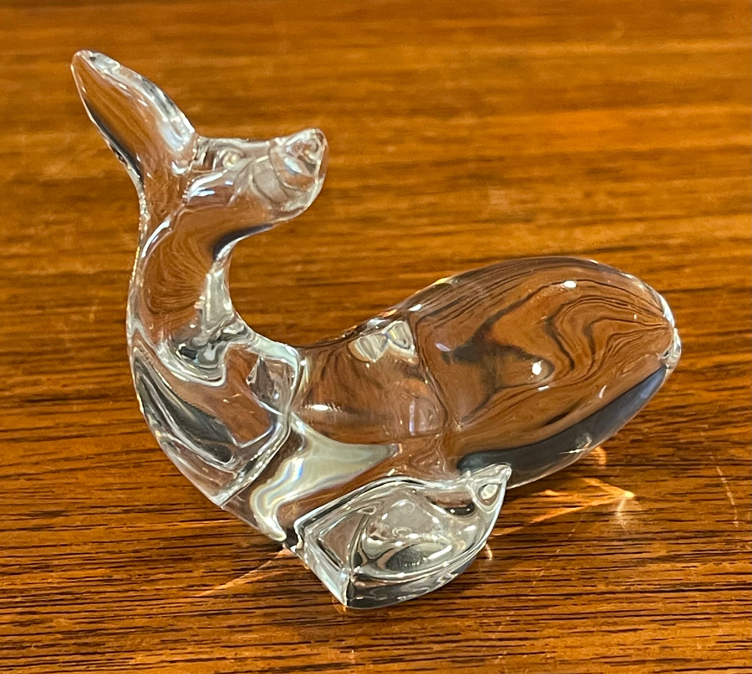 Petite sculpture de baleine en cristal / presse-papiers de Val St. Lambert pour Danbury Mint en vente 1