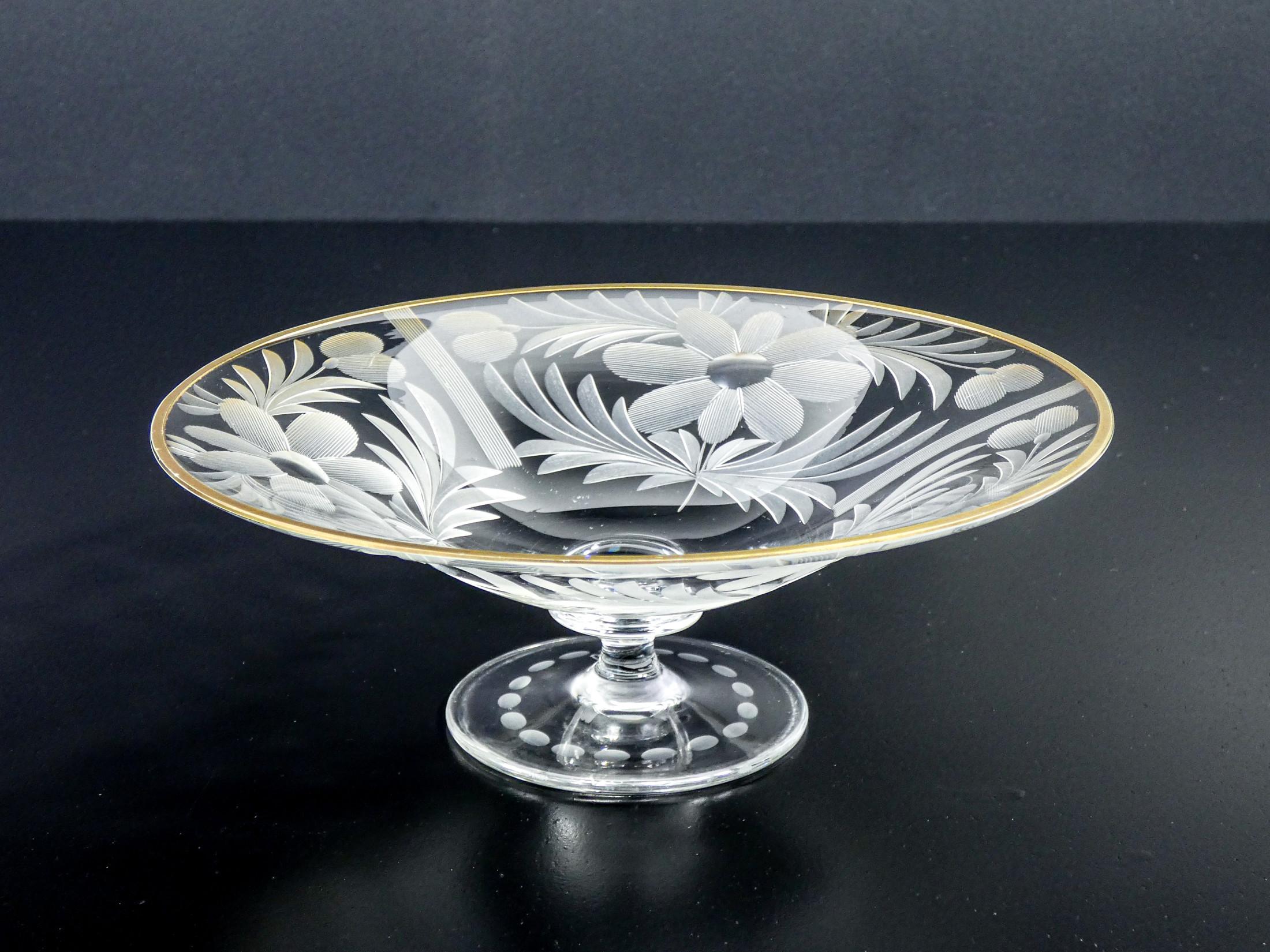 Transparent crystal cup resting on a circular base, floral decoration and leaves finely engraved on the wheel with the upper edge threaded with gold.
Signature engraved on the wheel 
