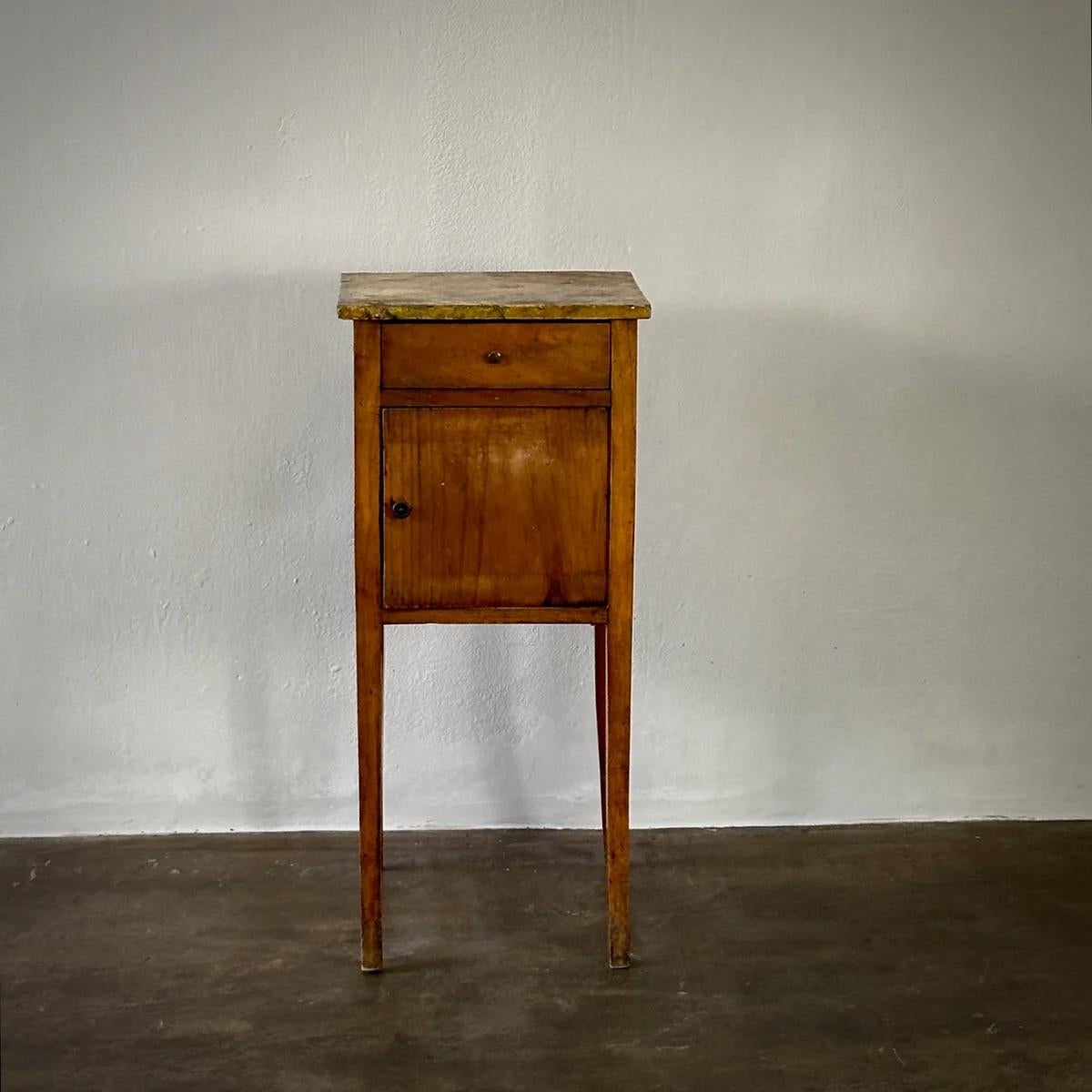Anglais Petite armoire en vente