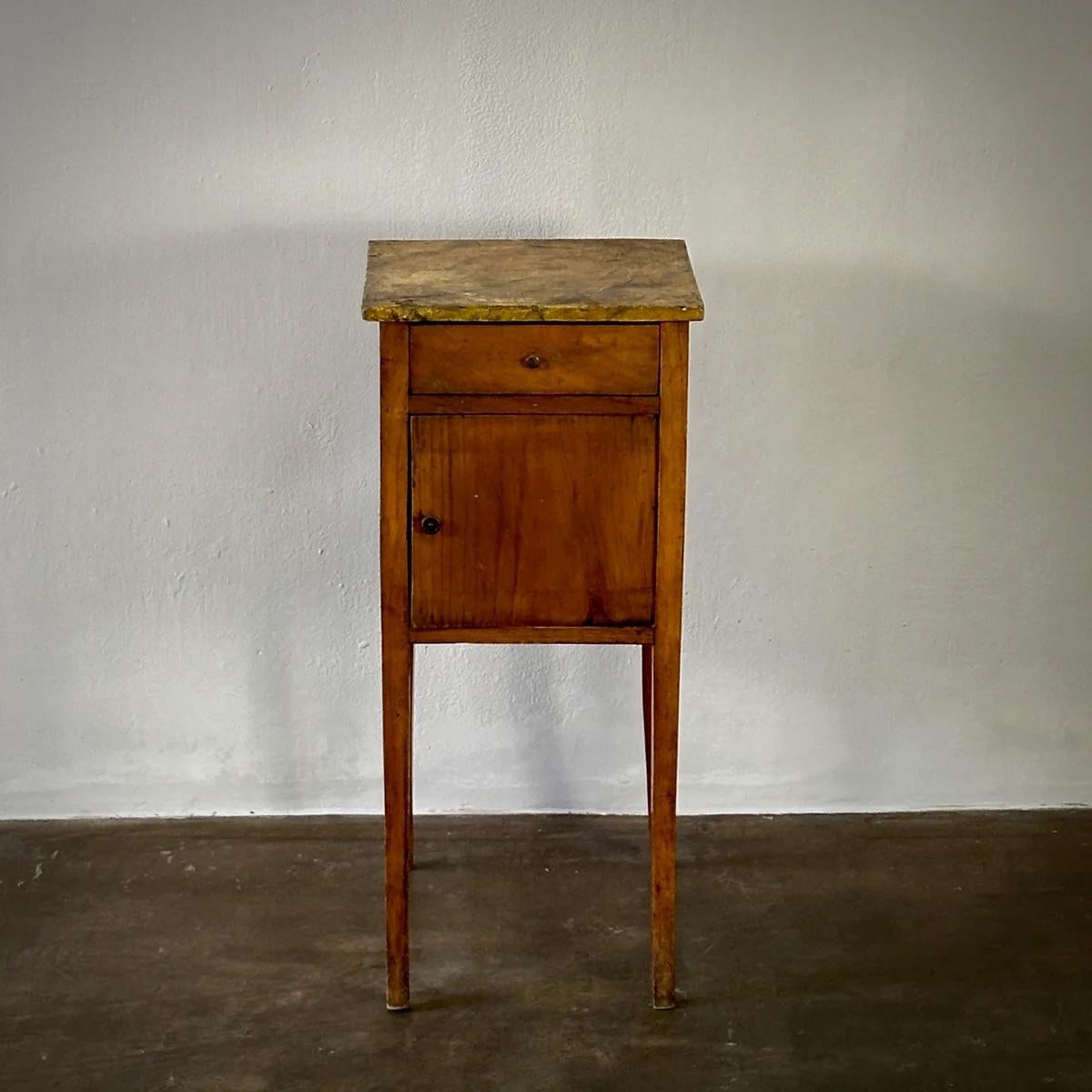 Petite armoire Bon état - En vente à Los Angeles, CA