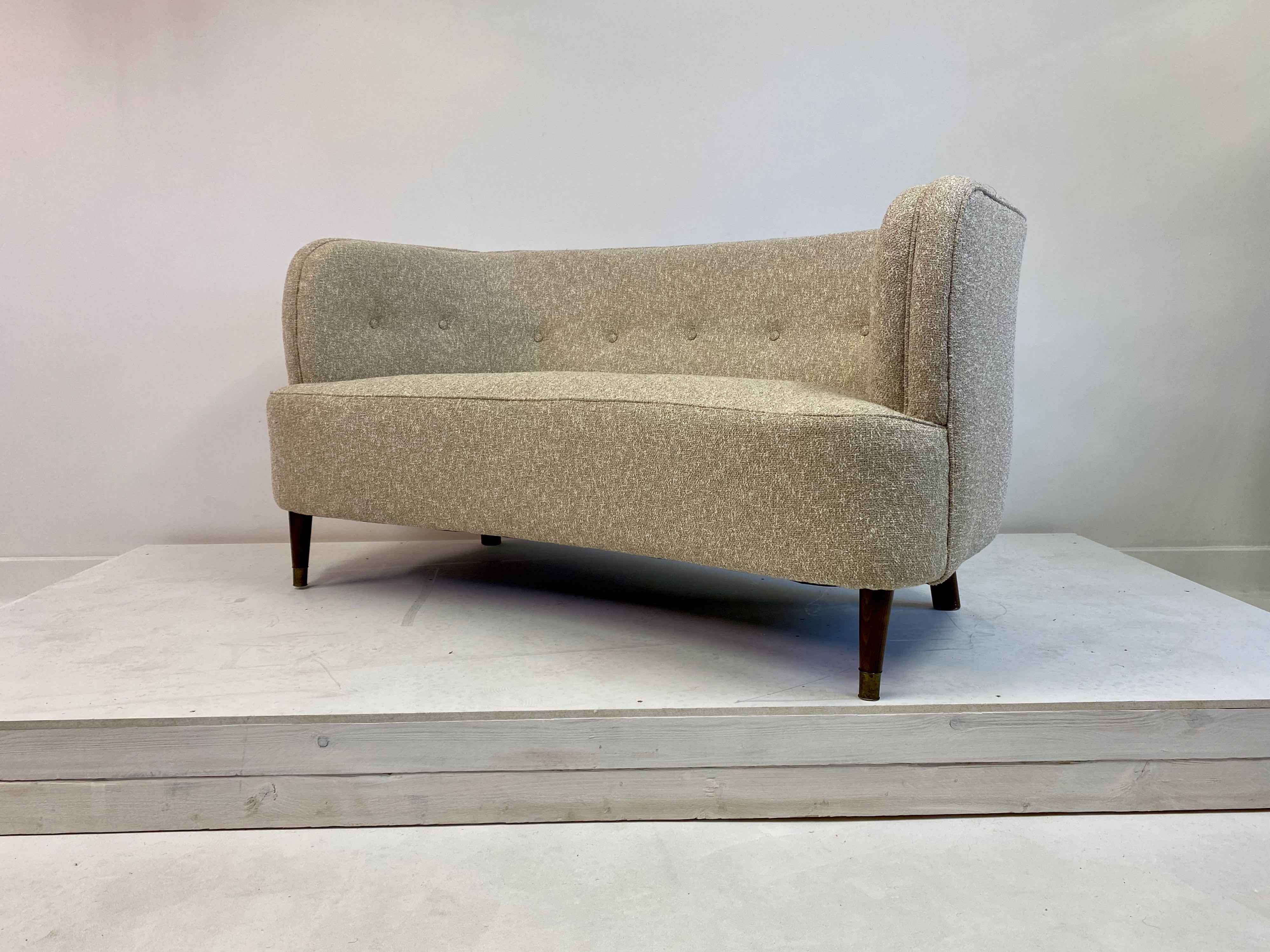 Small Curved 1940s Danish Two-Seat Sofa in Neutral Lelièvre Fabric In Good Condition In London, London