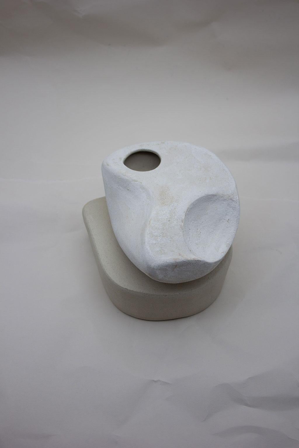 Small Curved Form with Hip and Plinth, Stoneware and Porcelain Slip Sculpture (Britisch)