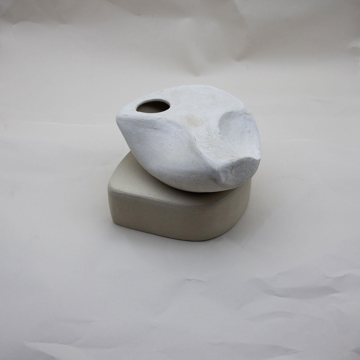 Small Curved Form with Hip and Plinth, Stoneware and Porcelain Slip Sculpture (Handgefertigt)