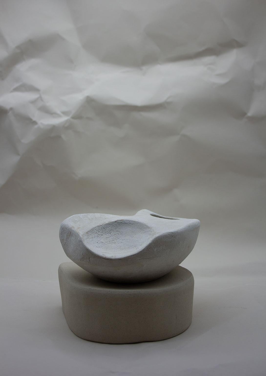 Small Curved Form with Hip and Plinth, Stoneware and Porcelain Slip Sculpture (Keramik)