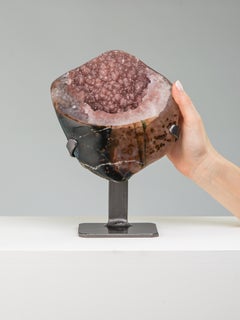 Petite géode agatisée taillée avec intérieur en forme de bonbons en coton