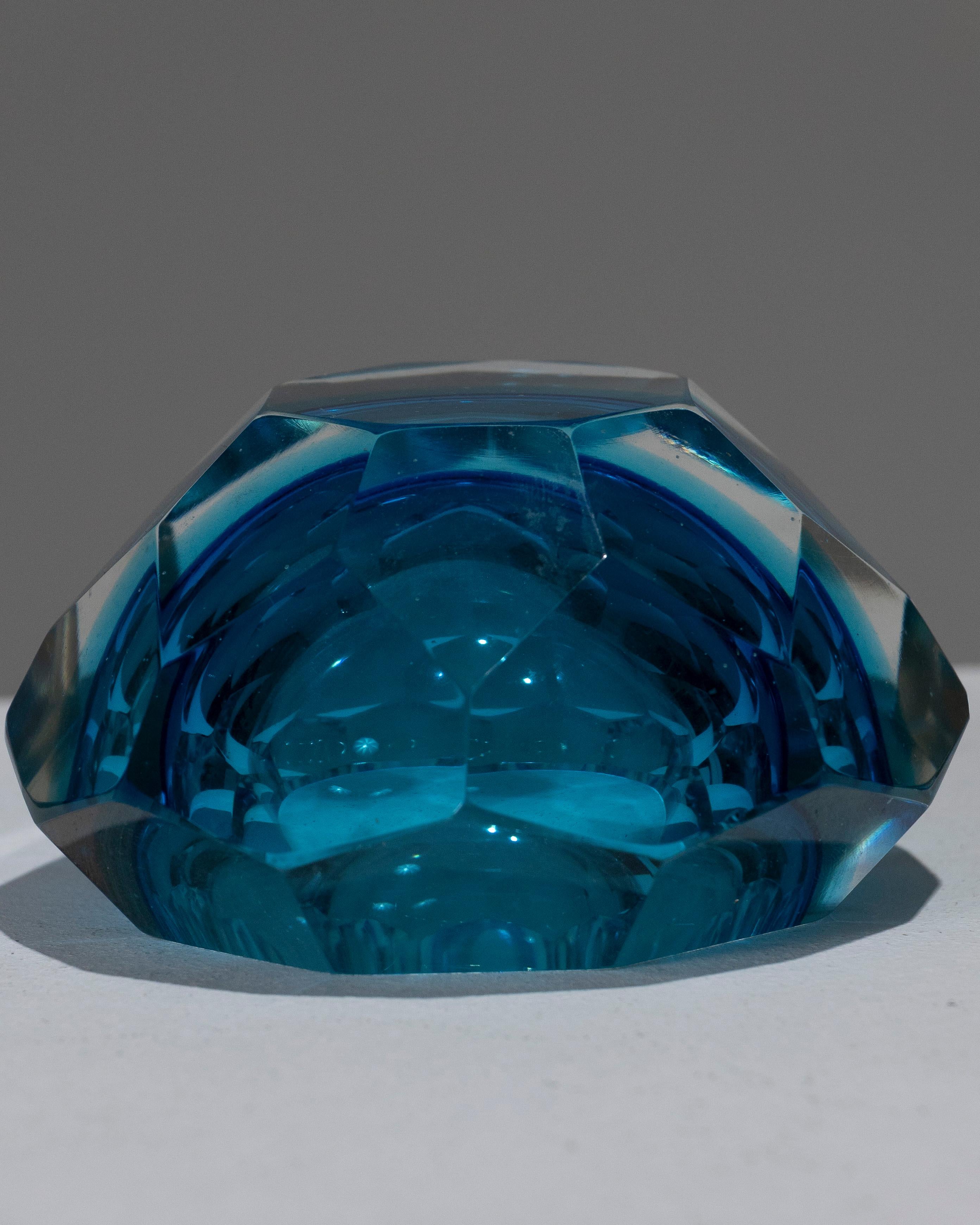 Small Cut Murano Glass Ashtray, 1950s In Good Condition For Sale In PARIS, FR