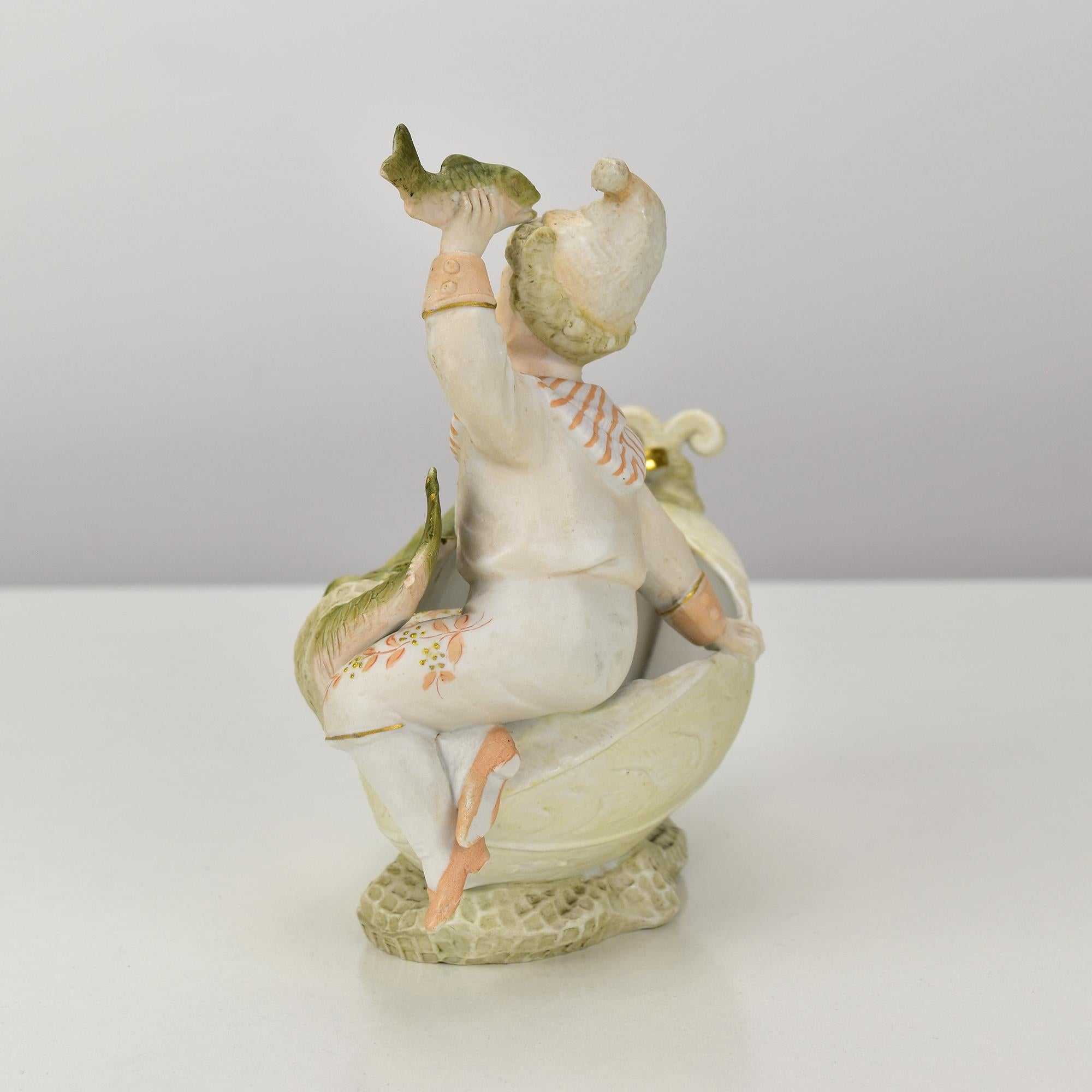 Art nouveau Petit vase jardinière en porcelaine bisque Art Nouveau Fisher Boy en vente