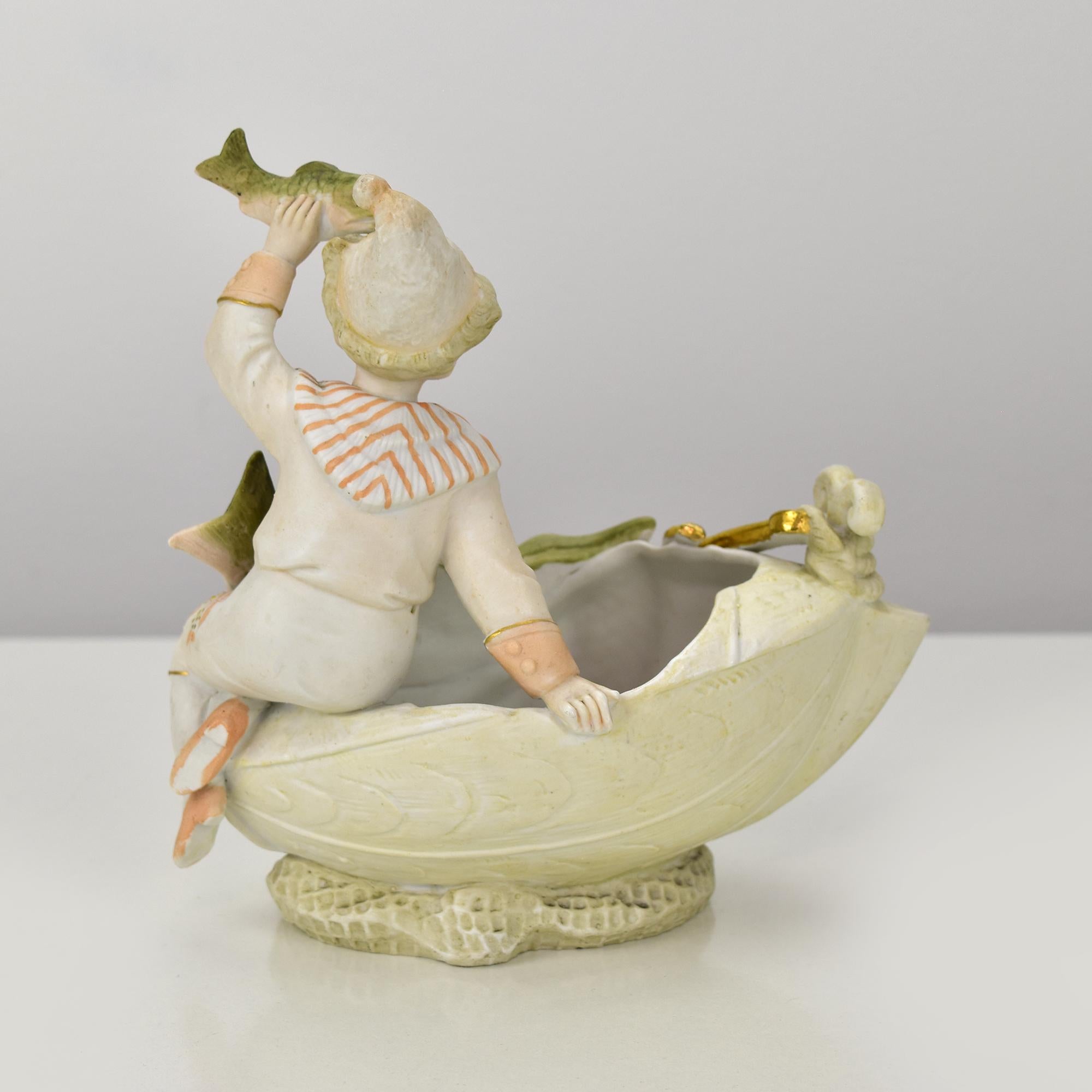 Allemand Petit vase jardinière en porcelaine bisque Art Nouveau Fisher Boy en vente