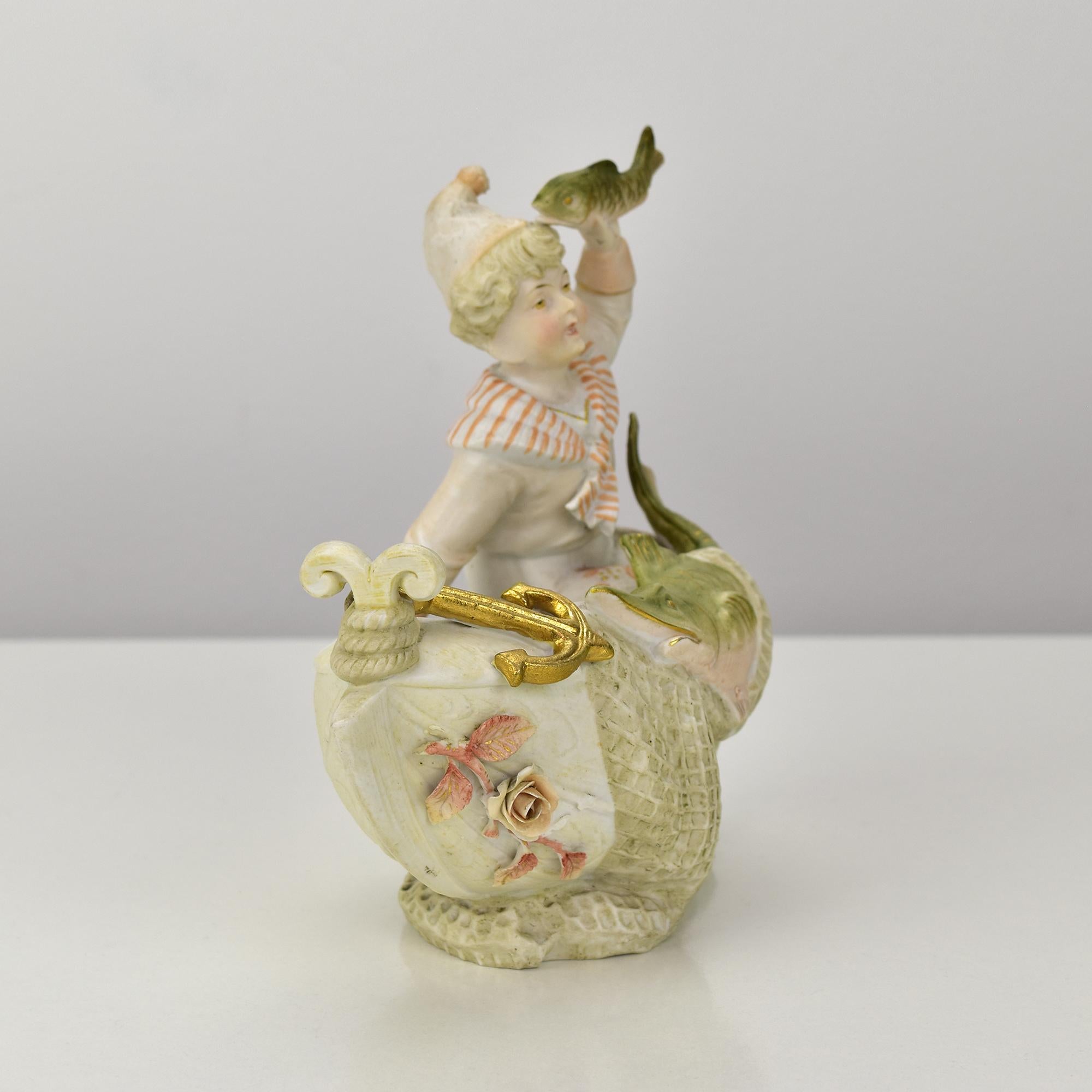 Peint à la main Petit vase jardinière en porcelaine bisque Art Nouveau Fisher Boy en vente