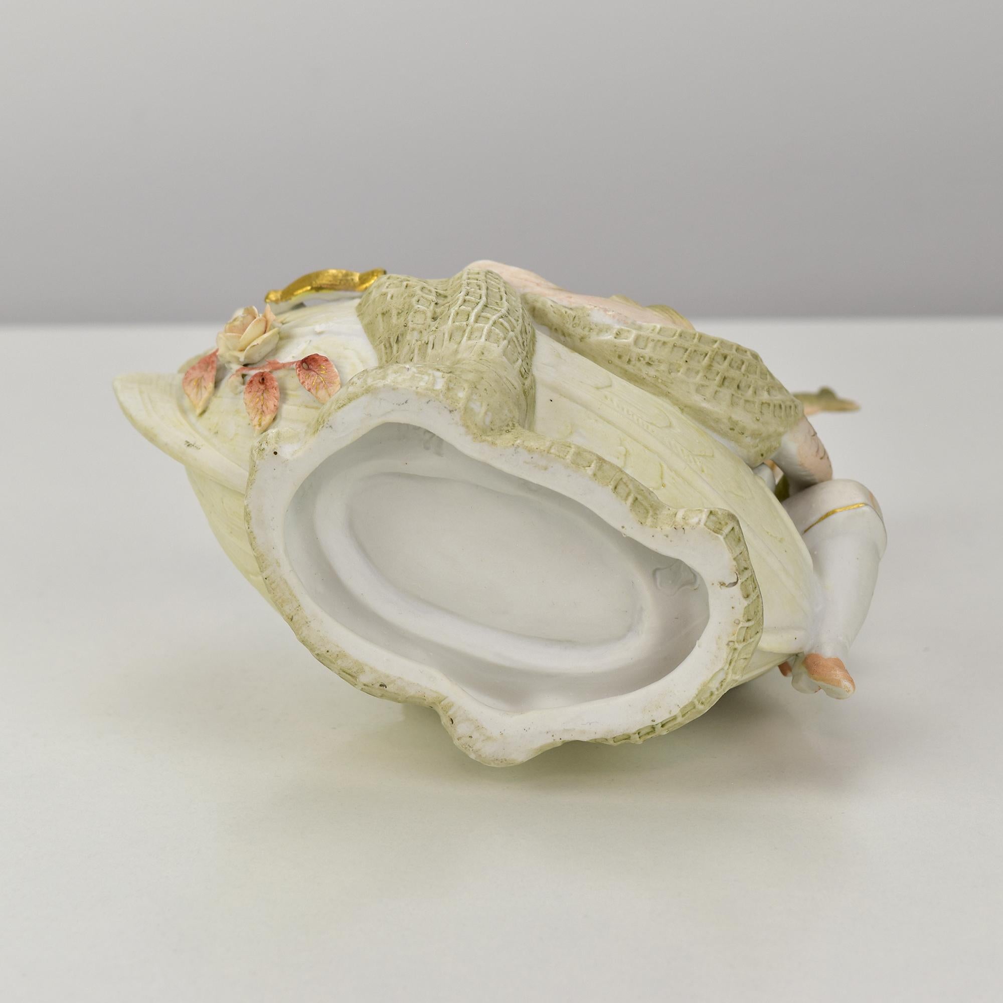 Petit vase jardinière en porcelaine bisque Art Nouveau Fisher Boy État moyen - En vente à Bad Säckingen, DE