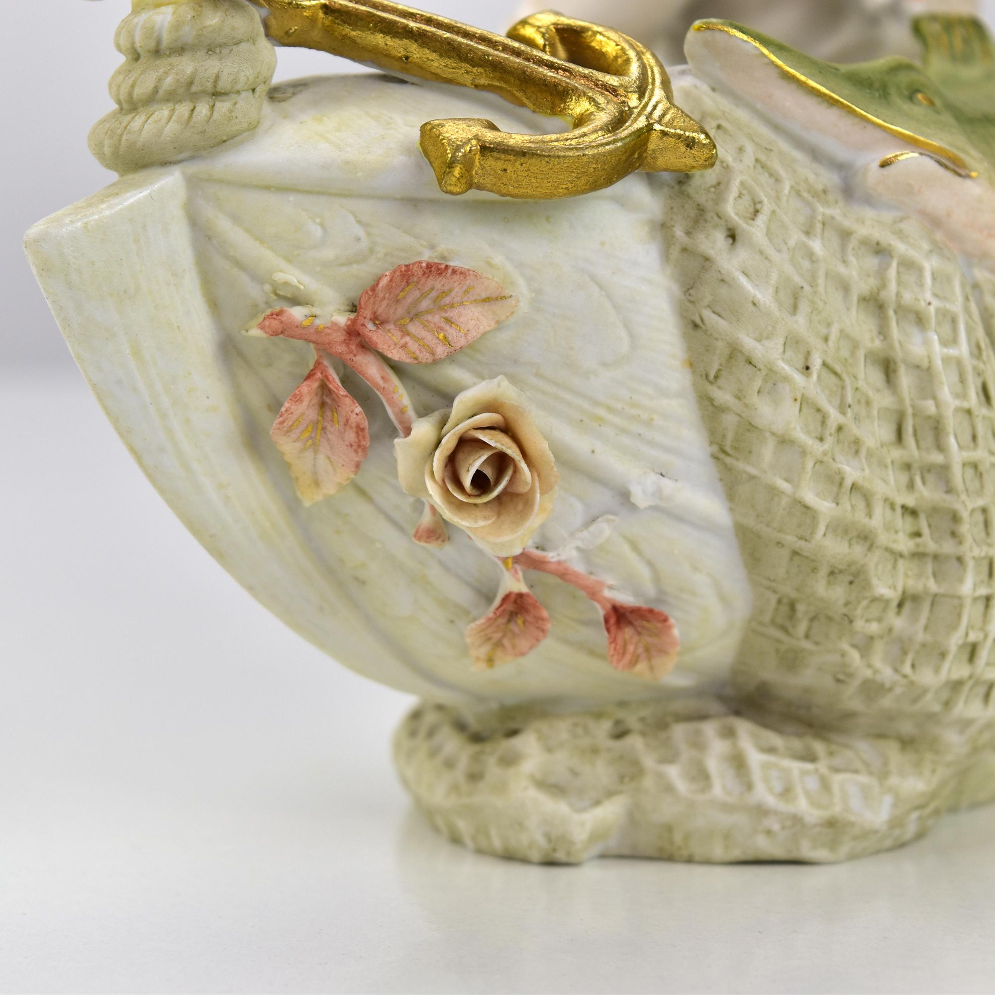 Début du 20ème siècle Petit vase jardinière en porcelaine bisque Art Nouveau Fisher Boy en vente