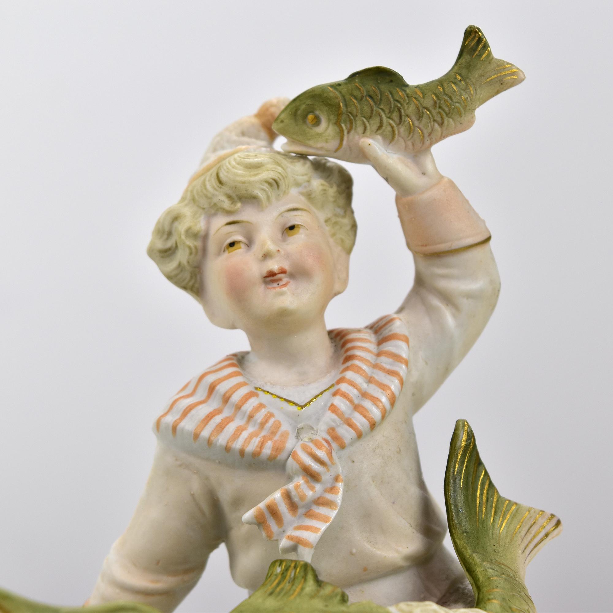 Porcelaine Petit vase jardinière en porcelaine bisque Art Nouveau Fisher Boy en vente