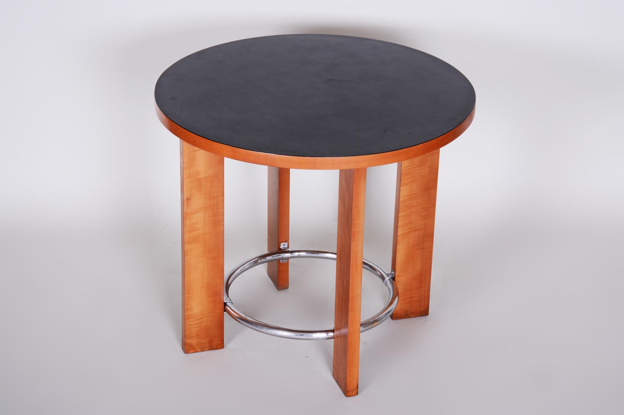 Petite table ronde en noyer Art déco tchèque, marmoléum noir d'origine, années 1930 Bon état - En vente à Horomerice, CZ