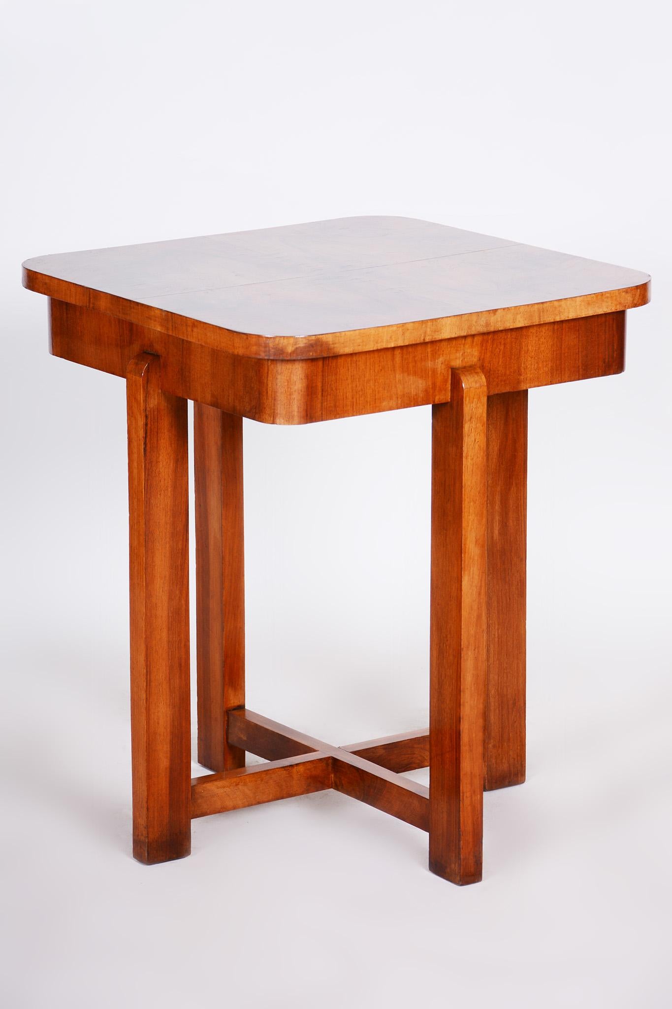 Small Czech Art Deco Table, Made in the 1930s Out of Walnut, Fully Restored In Excellent Condition In Horomerice, CZ