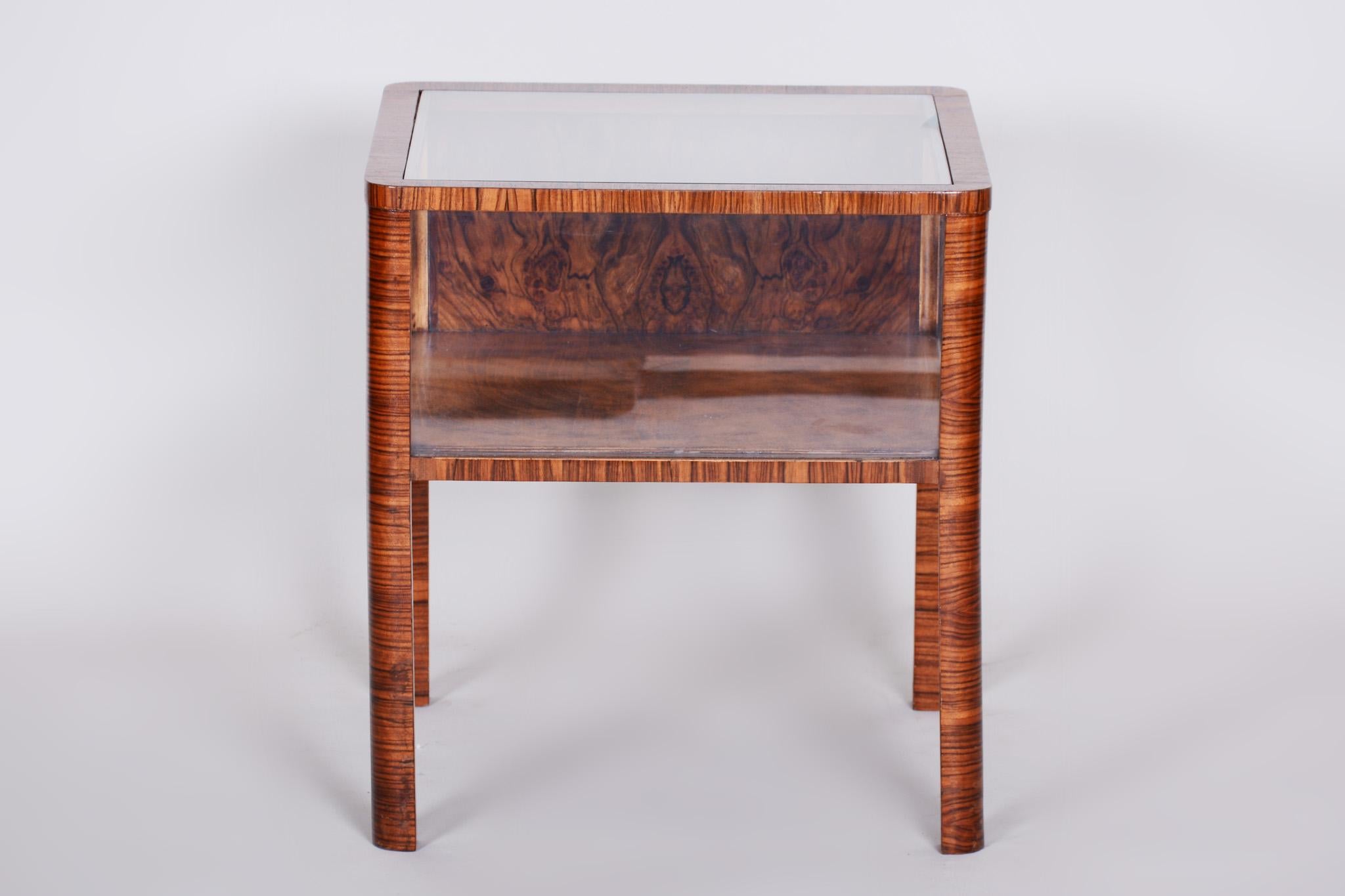 Art Deco square table, Czechoslovak
Completely restored. 
Material: Walnut and glass





   