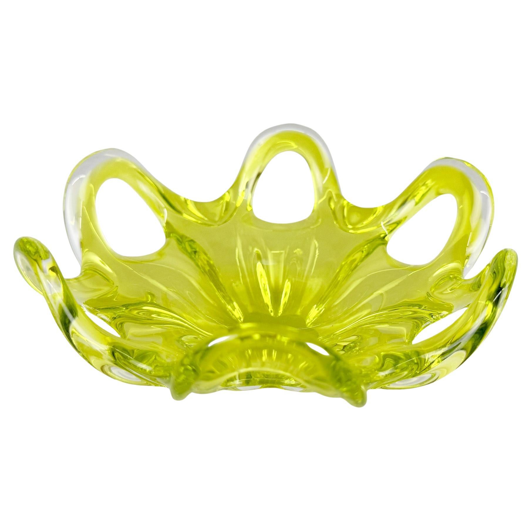 Piccola ciotola in vetro vintage disegnata da Josef Hospodka negli anni '60 e prodotta dalla vetreria Chribska Glassworks in Cecoslovacchia. Un bellissimo lavoro di design.