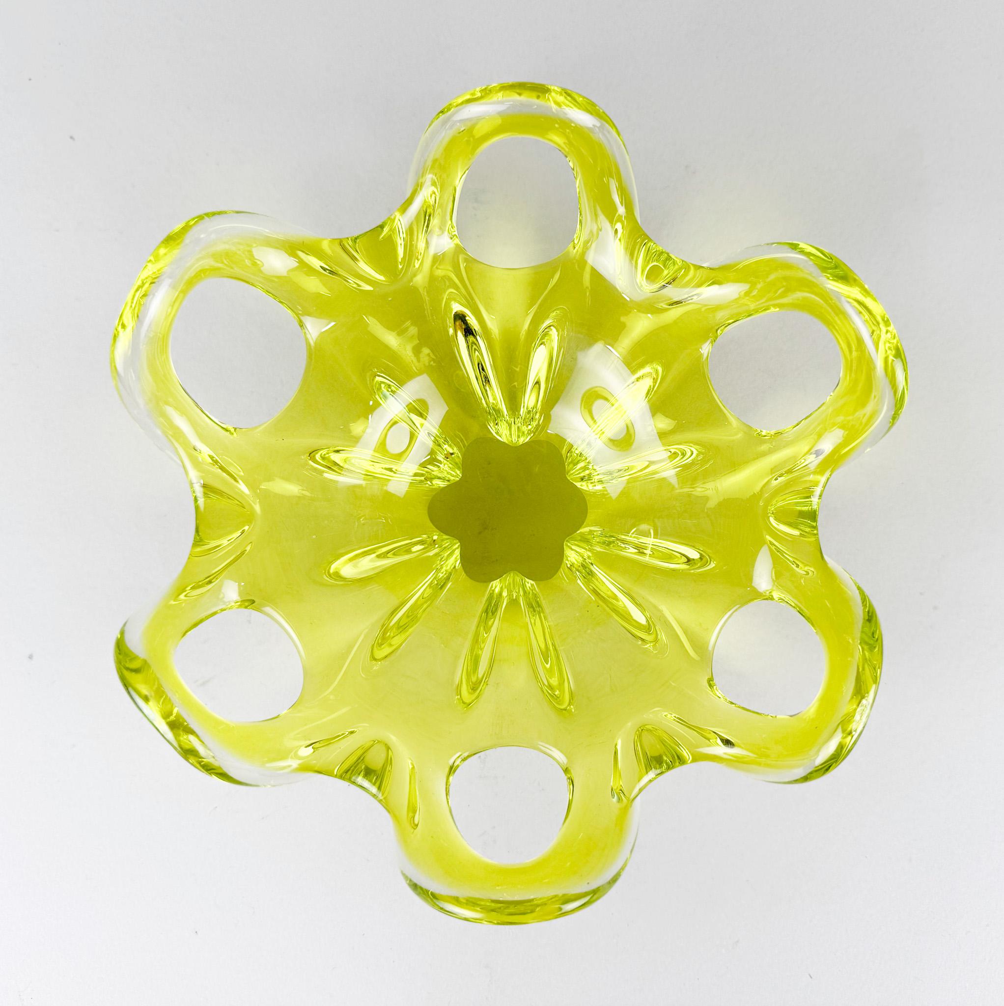 Mid-Century moderno Piccola ciotola in vetro artistico ceco di Josef Hospodka per Chribska Glassworks, anni '60 in vendita