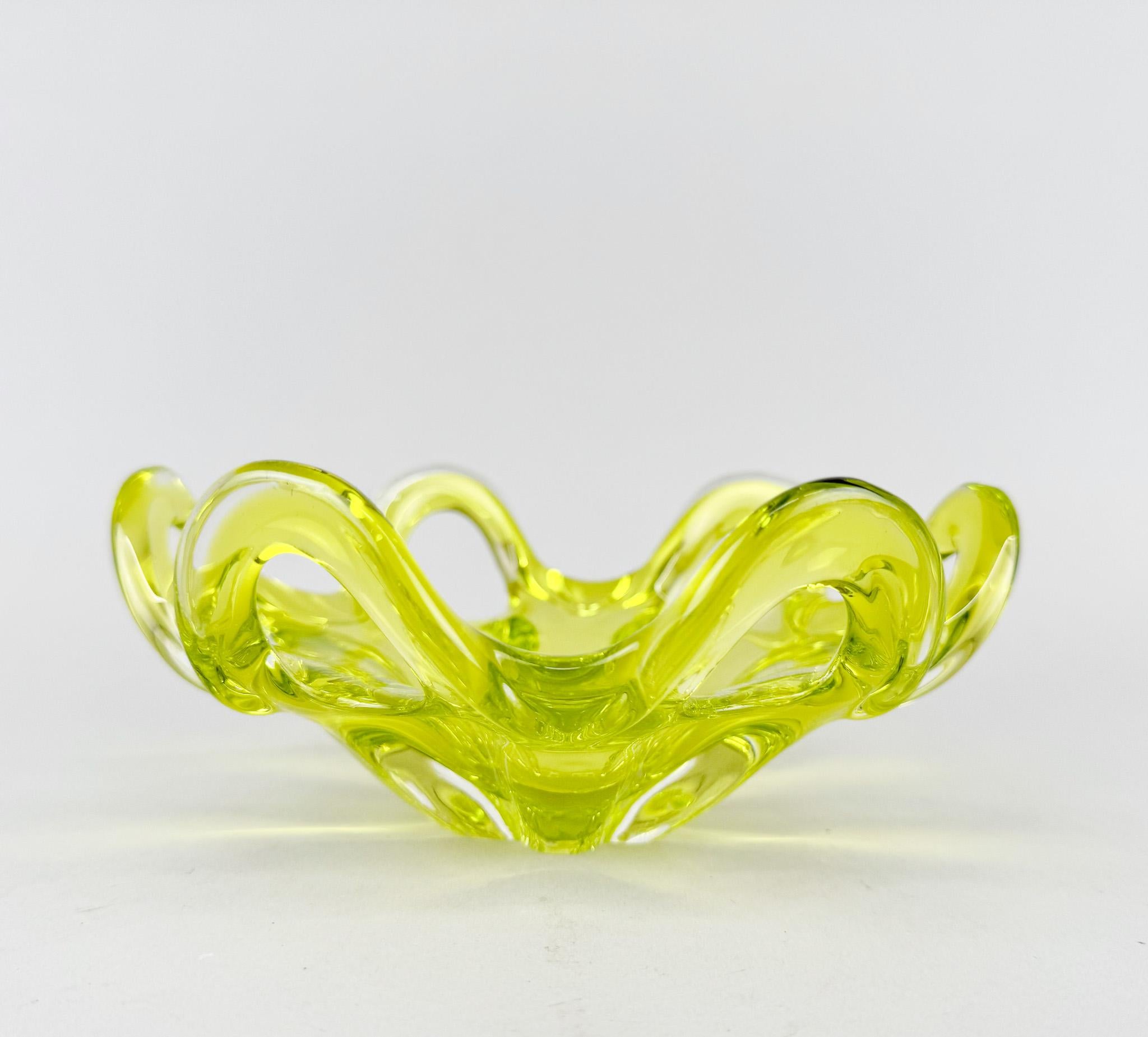 Ceco Piccola ciotola in vetro artistico ceco di Josef Hospodka per Chribska Glassworks, anni '60 in vendita