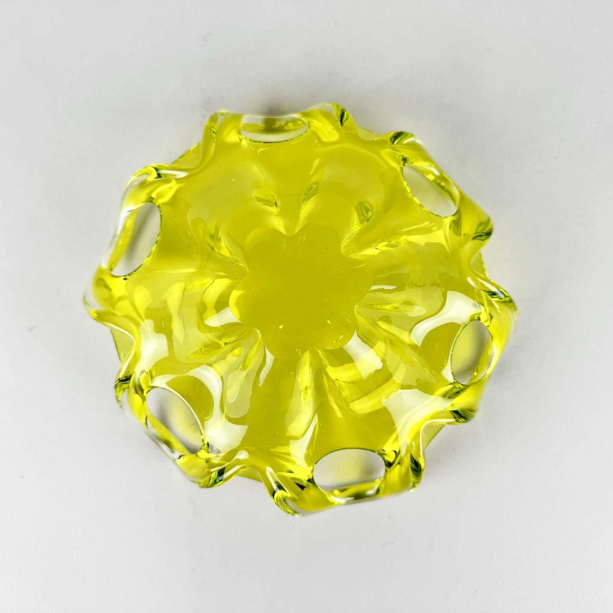 Piccola ciotola in vetro artistico ceco di Josef Hospodka per Chribska Glassworks, anni '60 In condizioni buone in vendita a Praha, CZ